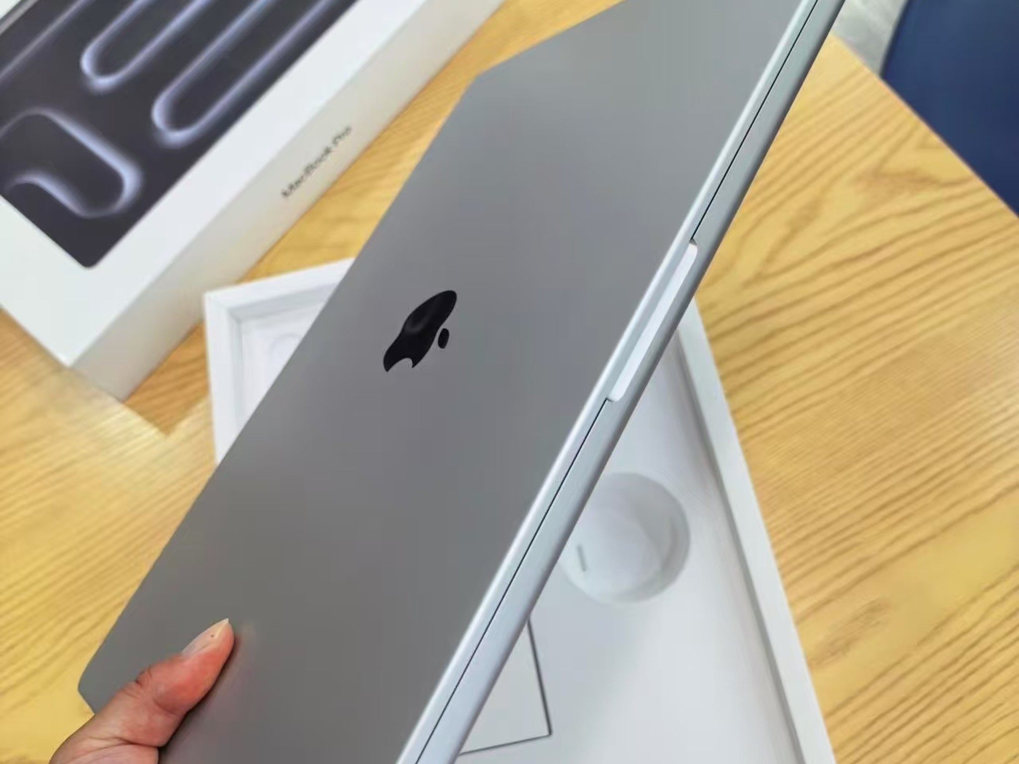 Apple MacBook Pro 16-inch M5 Pro 24GB 1TB SSD Silver – Nano-Texture Display