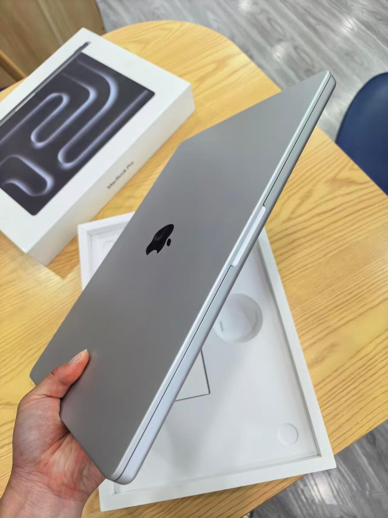Apple MacBook Pro 16-inch M5 Pro 24GB 1TB SSD Silver – Nano-Texture Display