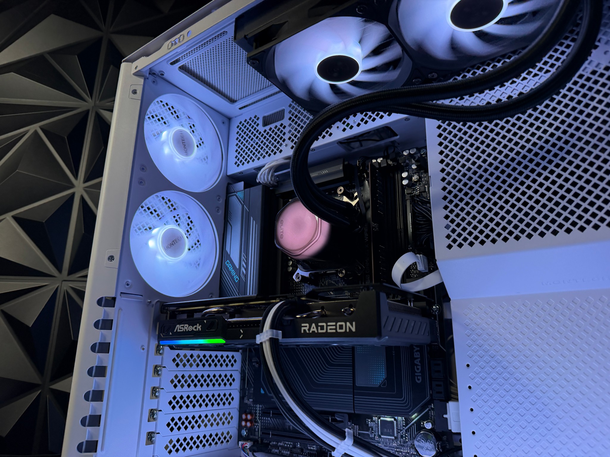 White Ocean – Ryzen 7 7700X / RX 9060XT  Gaming PC
