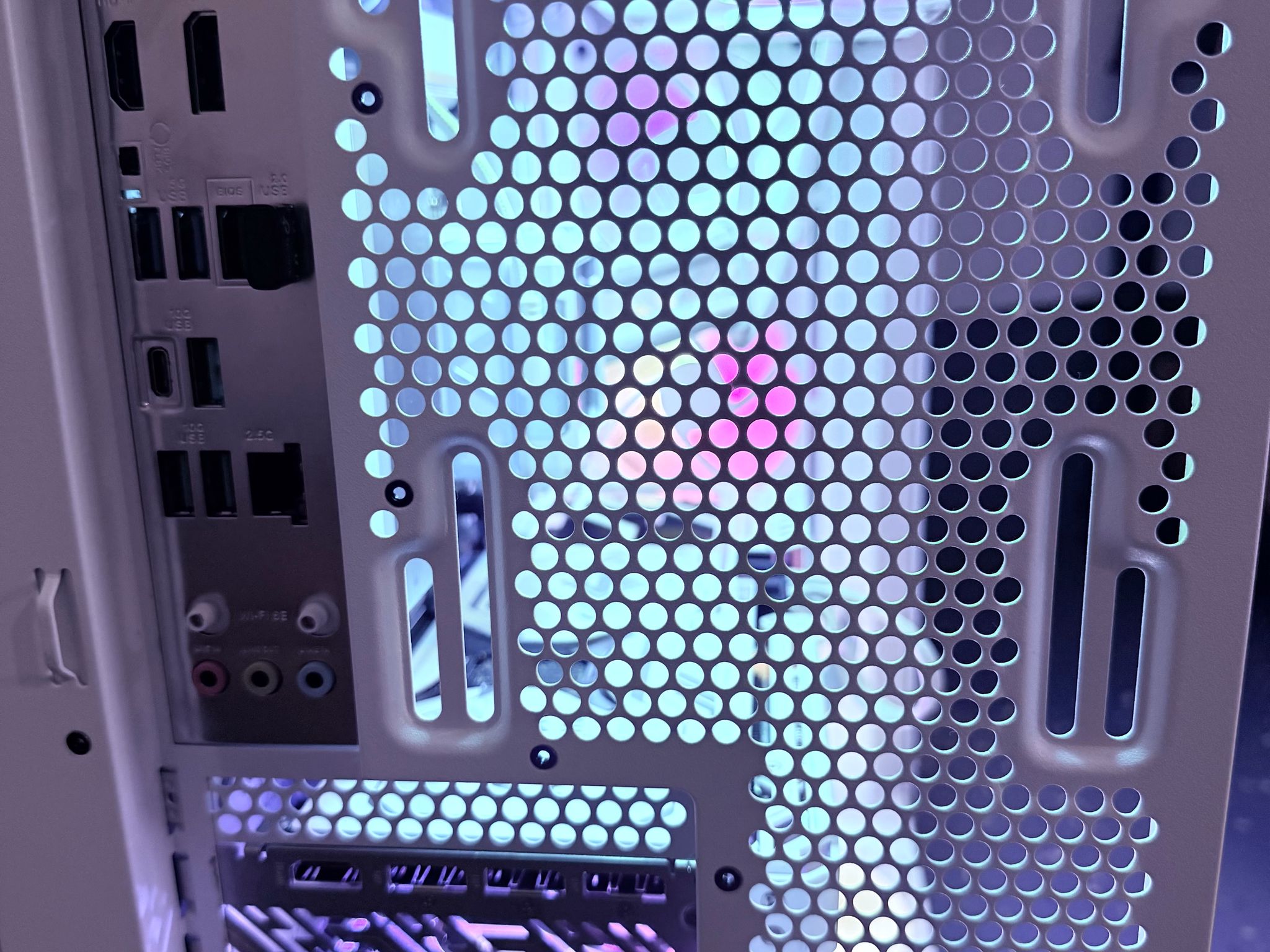 ⚪️"Polar Prism"❄️| 4K Gaming | Ryzen 7 9800X3D | RX 9070XT | 32GB 6400 mt/s DDR5 | 4TB Storage