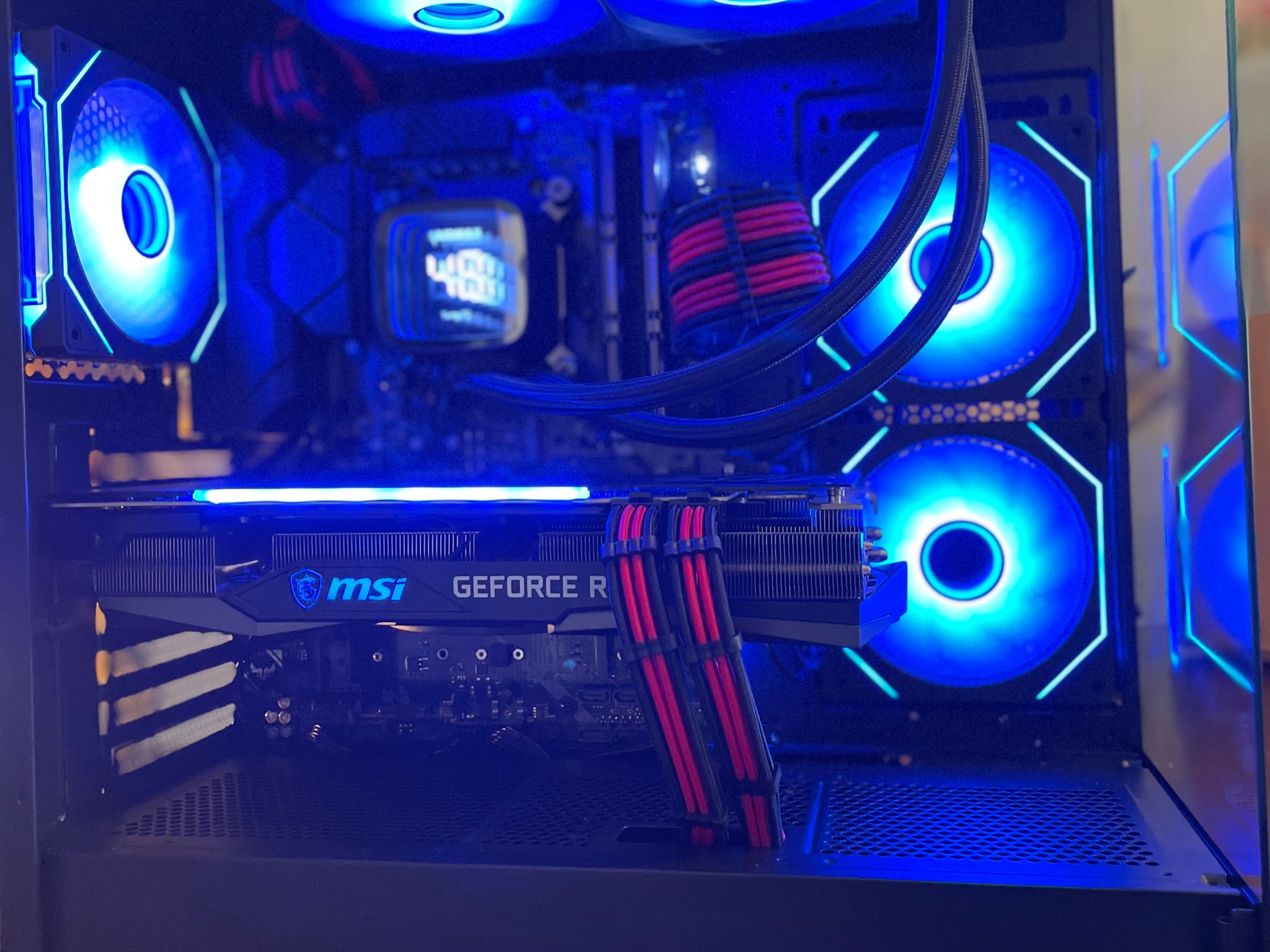 Gaming PC / | GEFORCE 3070 | Ryzen 5 | 32GB RAM | WINDOWS 11 pro | WiFi and Bluetooth