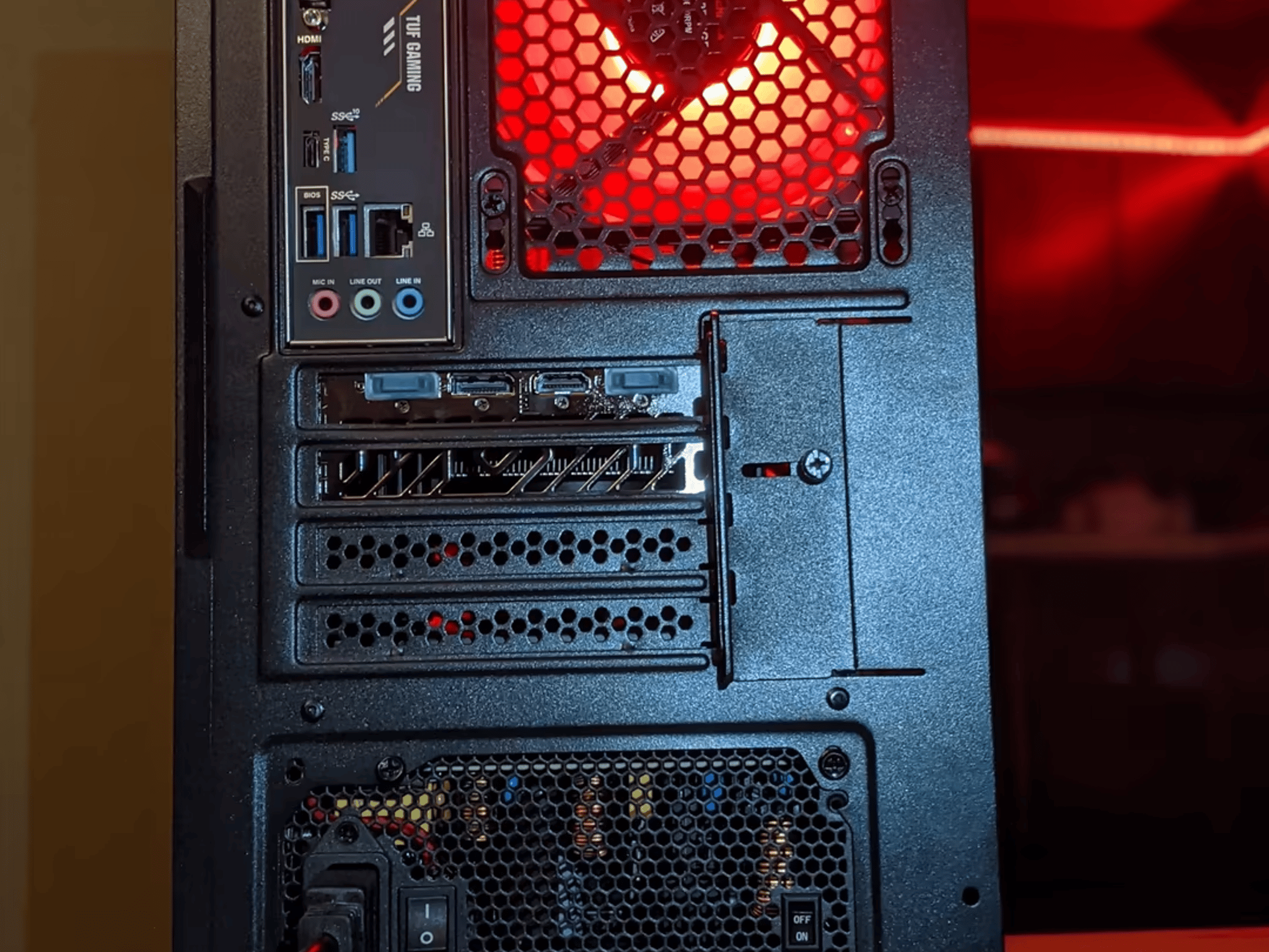 Ryzen 7 RX 6600xt AMD Red gaming and streaming PC