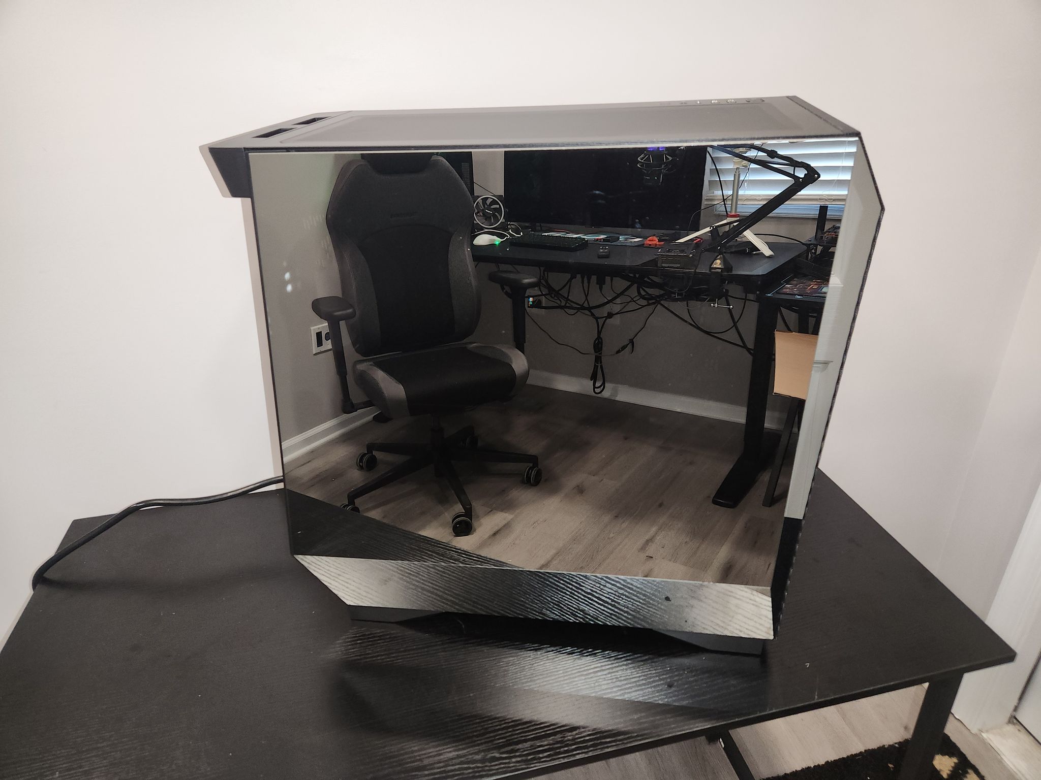 RTX 5070 4k gaming pc, built into a 2 way mirror gaming case!!!!!