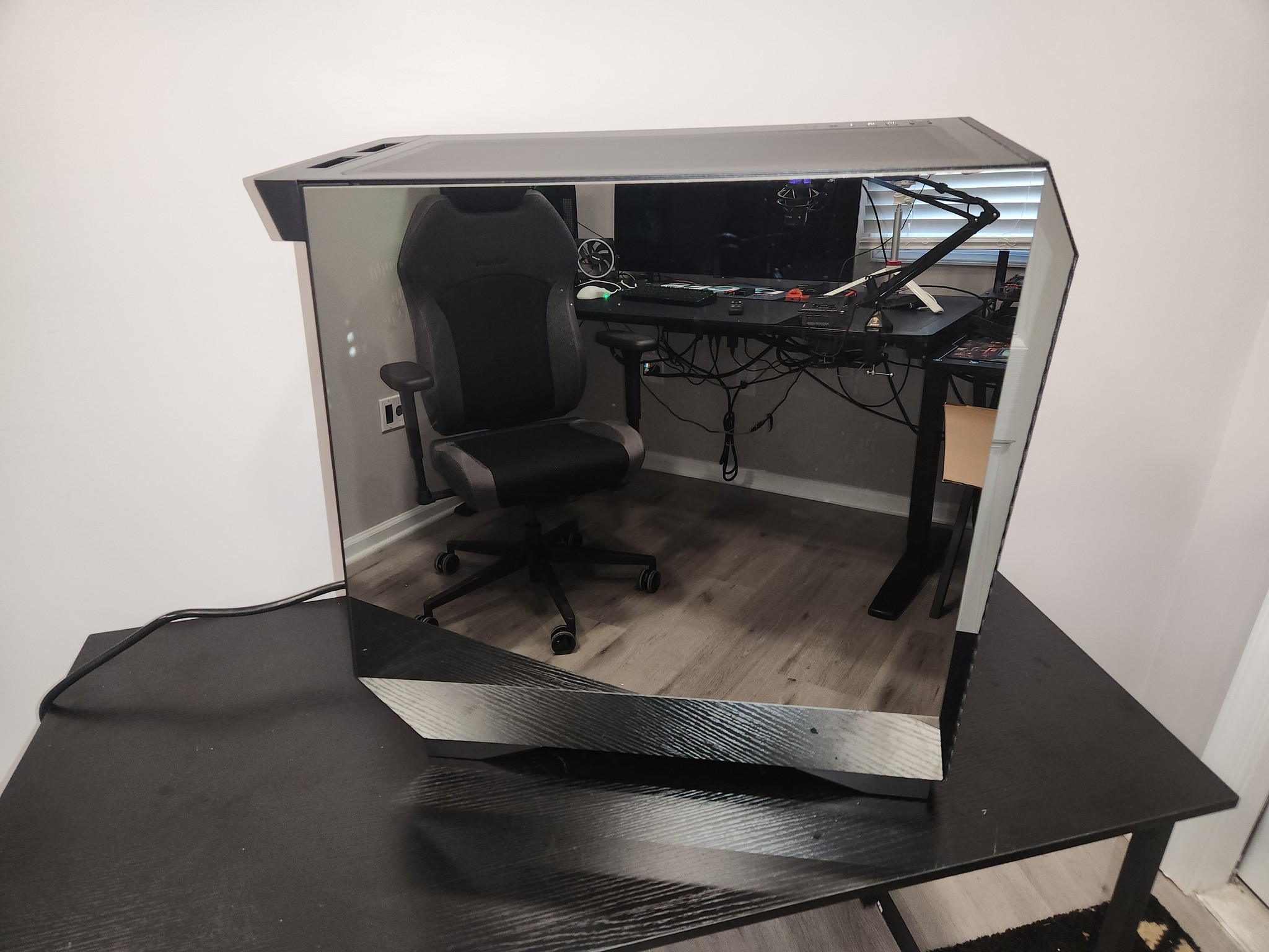 RTX 5070 4k gaming pc, built into a 2 way mirror gaming case!!!!!