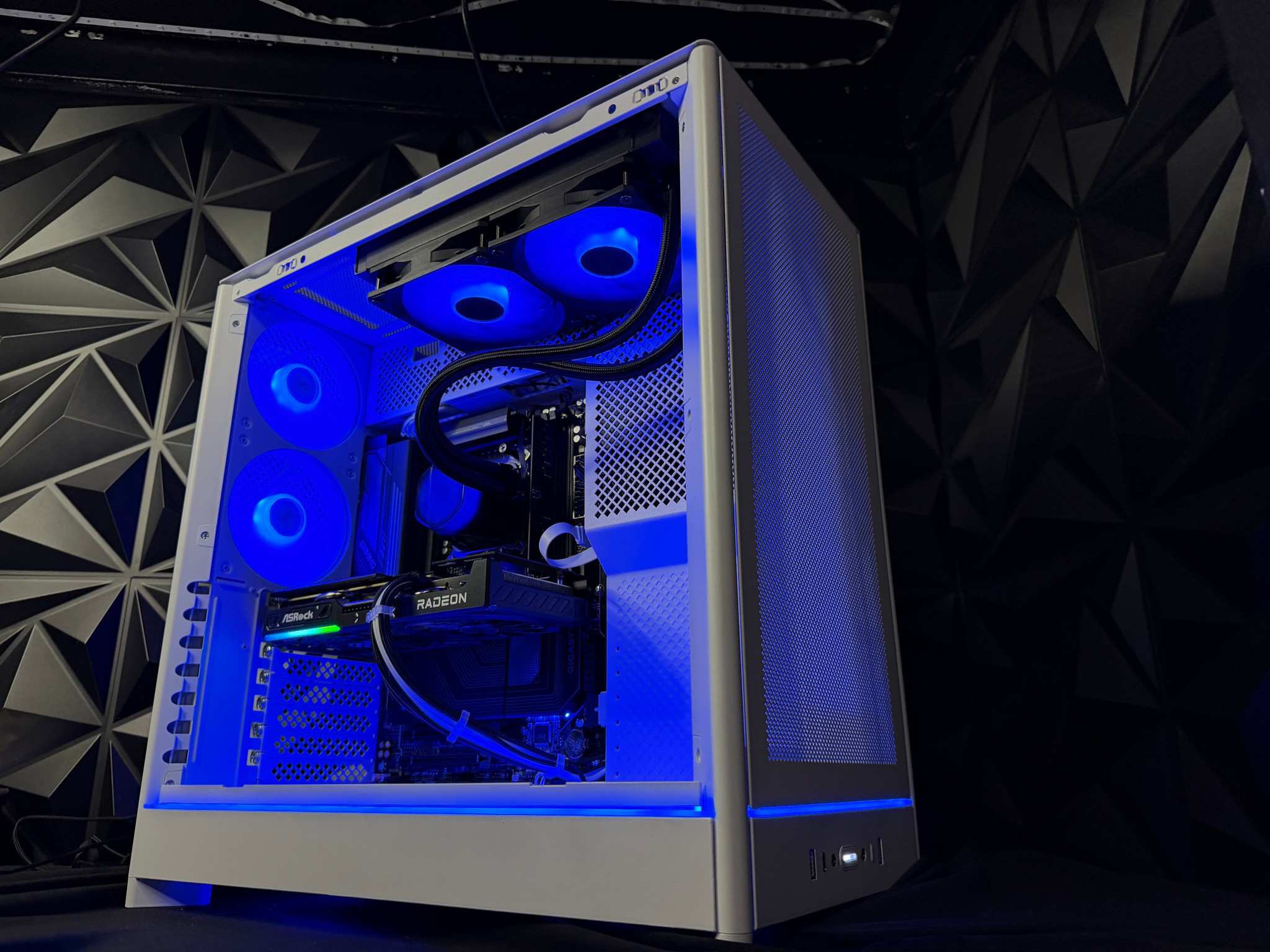 White Ocean – Ryzen 7 7700X / RX 9060XT  Gaming PC