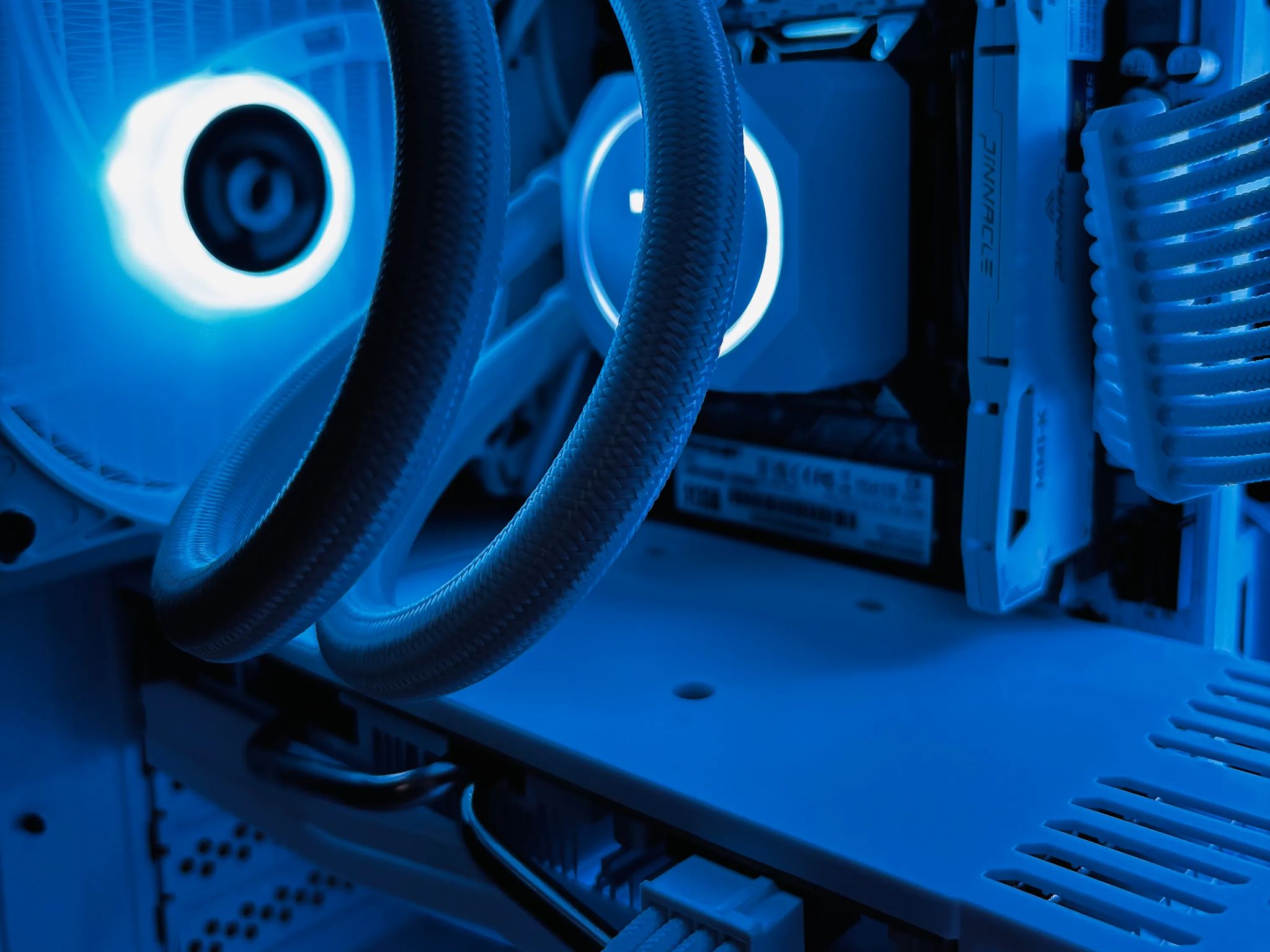💧⚪ALL WHITE LIQUID COOLED PC⚪💧 - RX 580 8GB + 10 CORE INTEL + 32GB RAM🔥