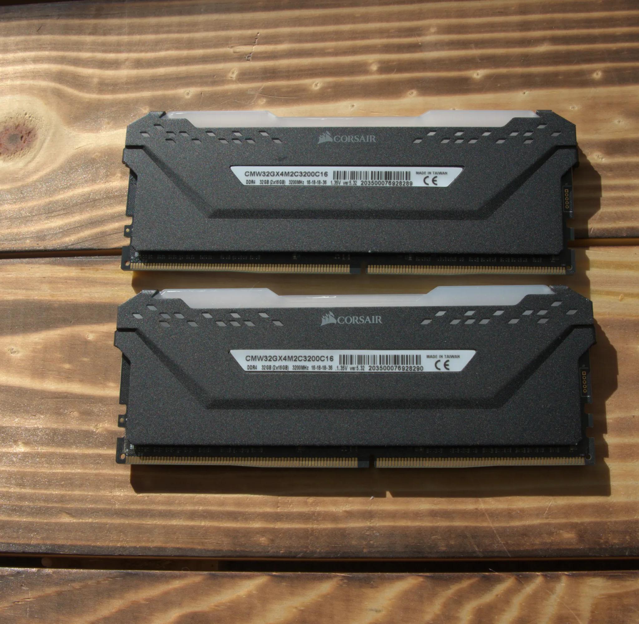 RGB CORSAIR 32GB KIT 2 x 16 - 3200 C16
