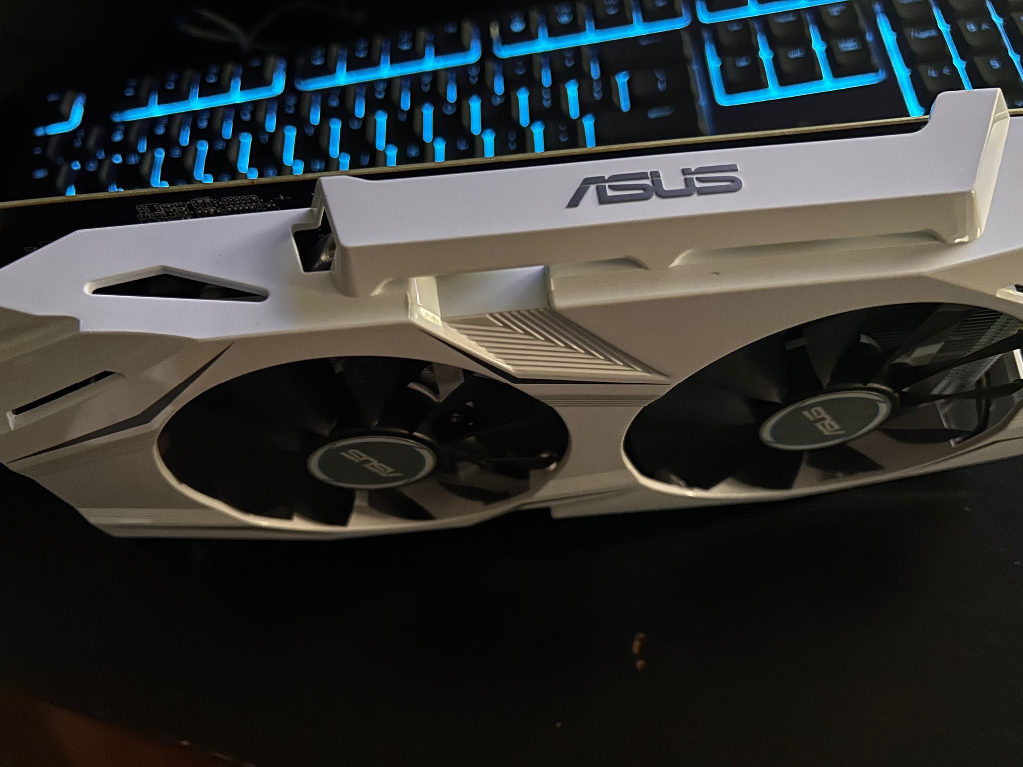 asus gtx 1060 3GB white dual fan for budget gaming PC
