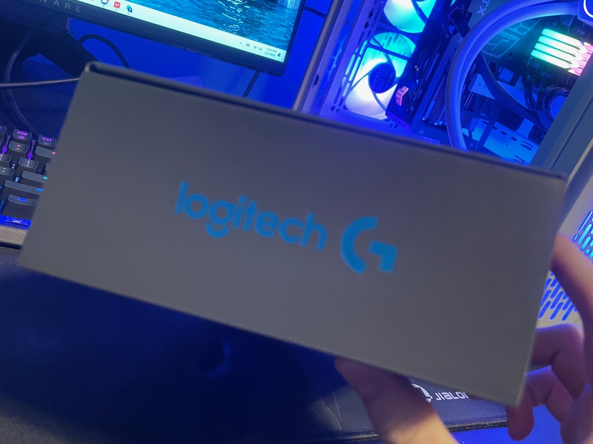 Logitech G Cloud Gaming Handheld (FREE CASE)