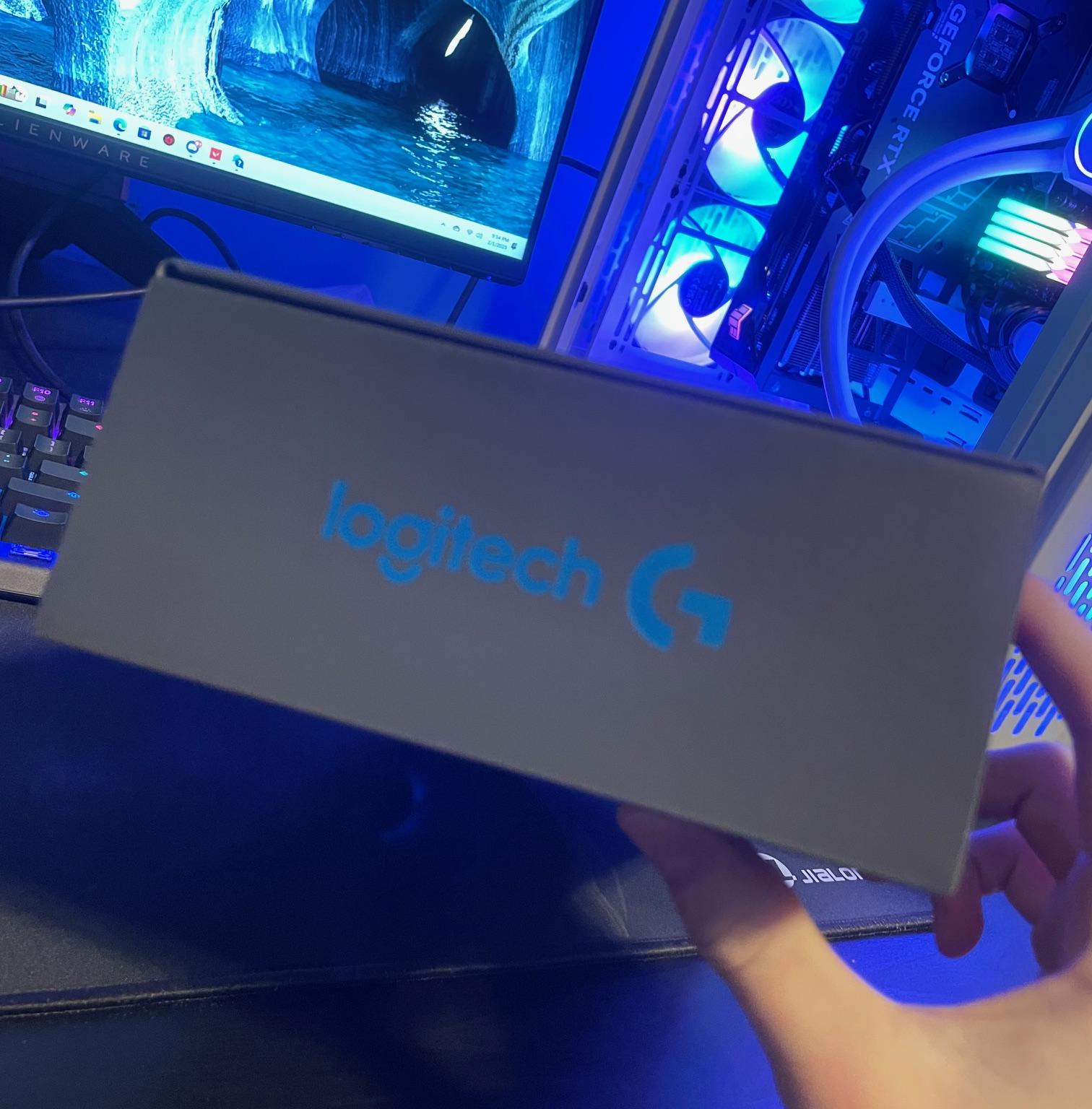 Logitech G Cloud Gaming Handheld (FREE CASE)