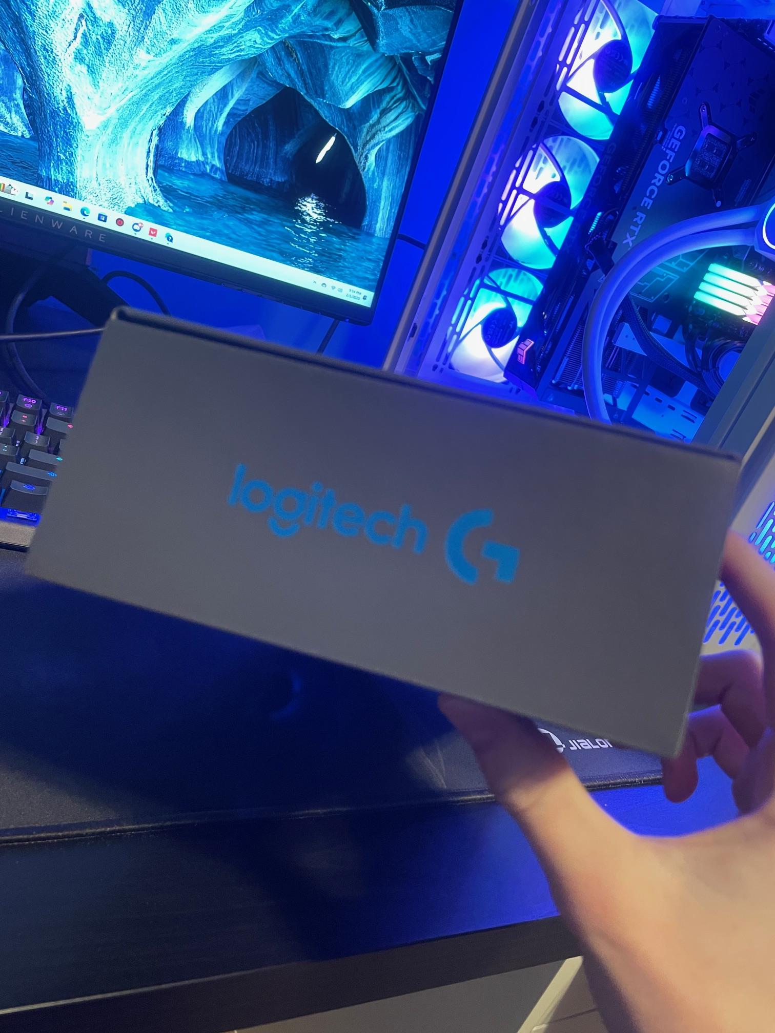 Logitech G Cloud Gaming Handheld (FREE CASE)