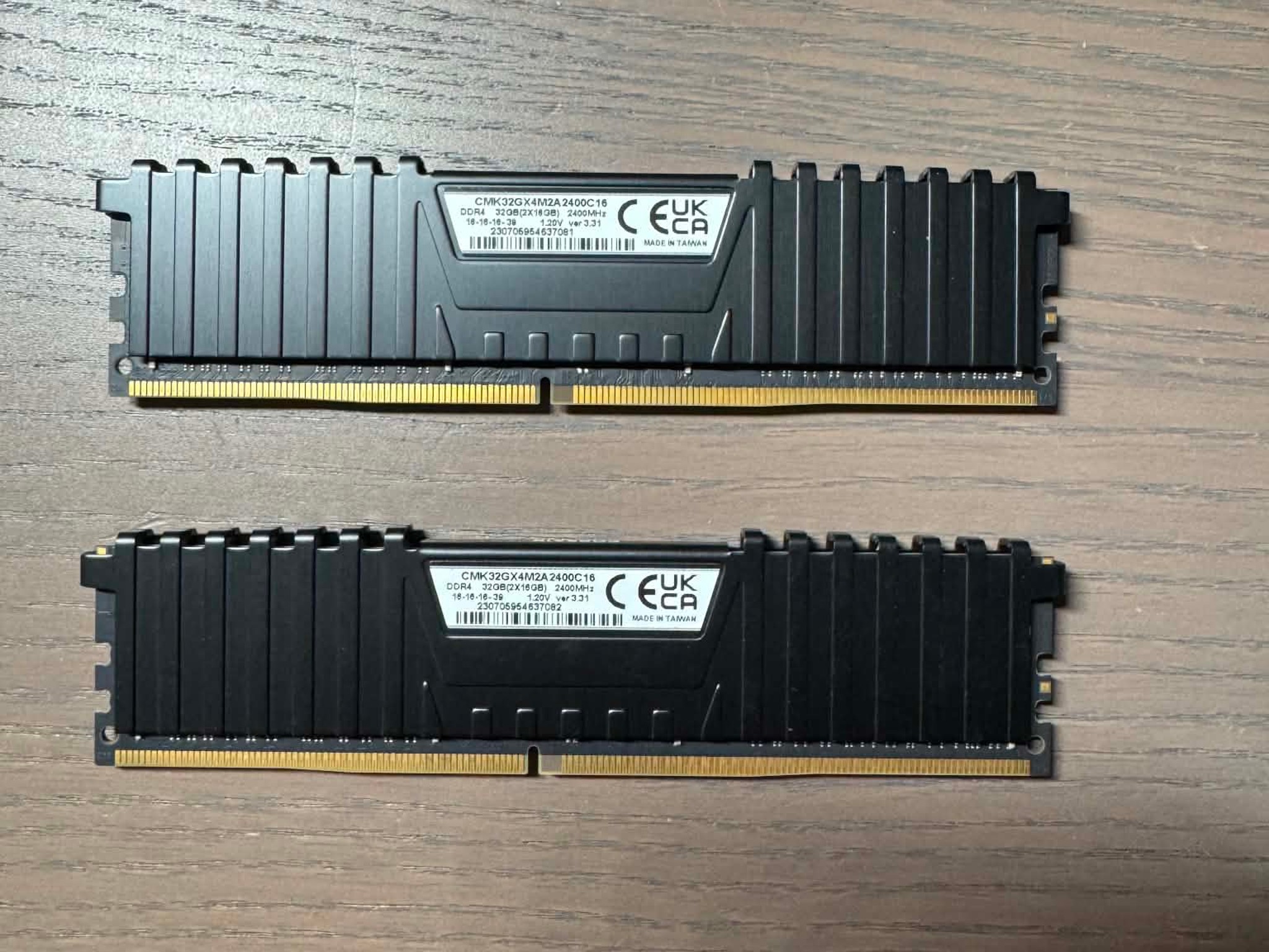 Corsair CMK32GX4M2A2400C16 LPX 32GB DDR4 DRAM 2400MHz C16 Memory Kit - Black