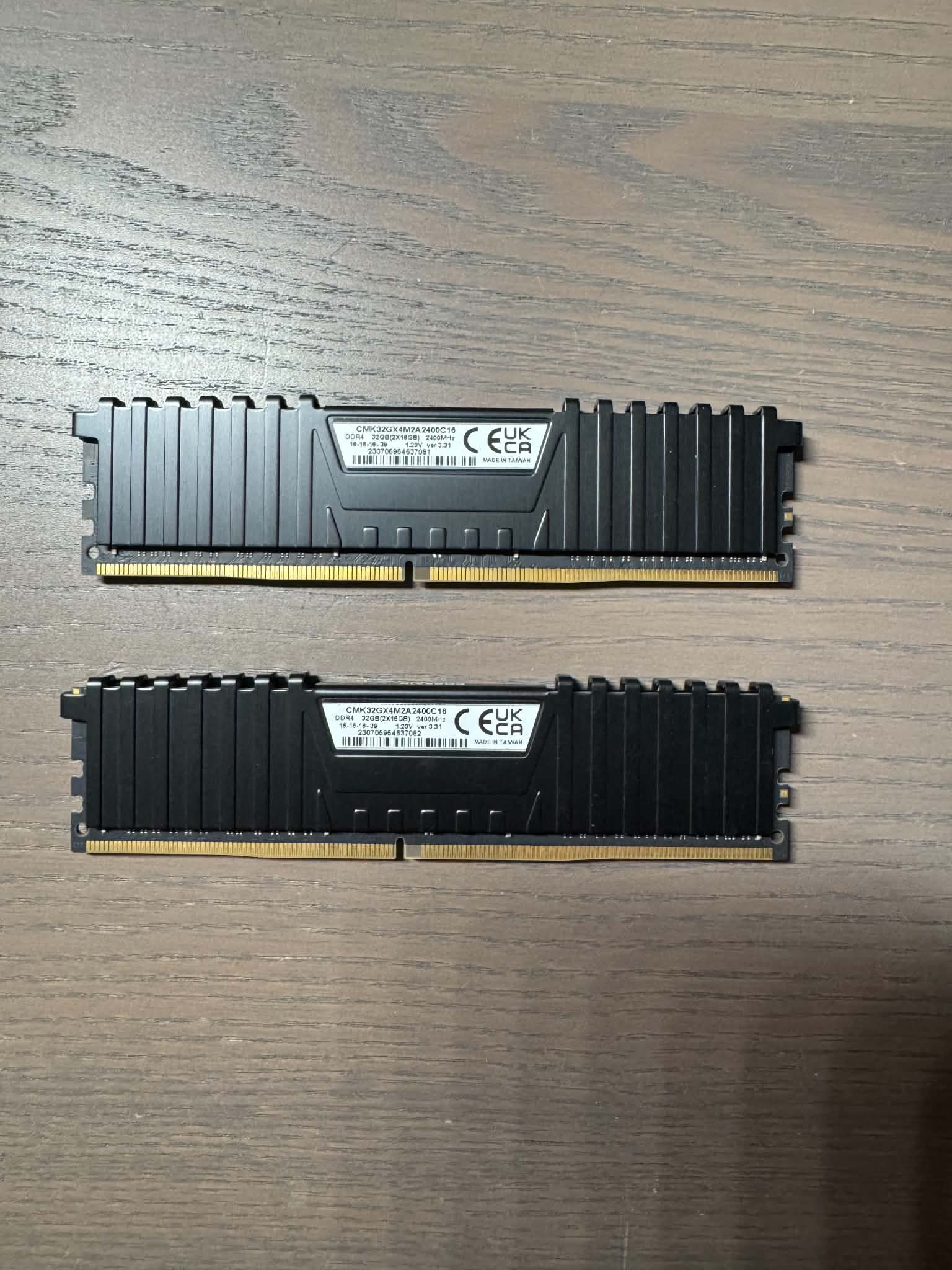 Corsair CMK32GX4M2A2400C16 LPX 32GB DDR4 DRAM 2400MHz C16 Memory Kit - Black