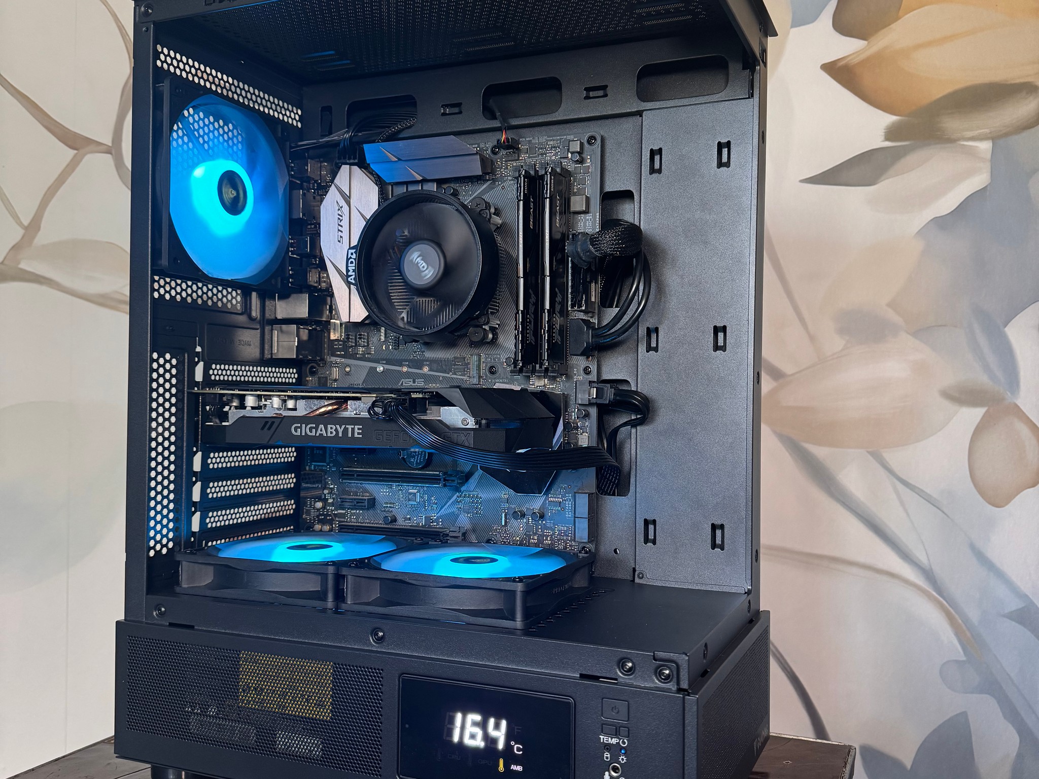 Panoramic Budget Gaming PC - GTX 1660 OC - Ryzen 5 - Temp Display - 740GB Storage
