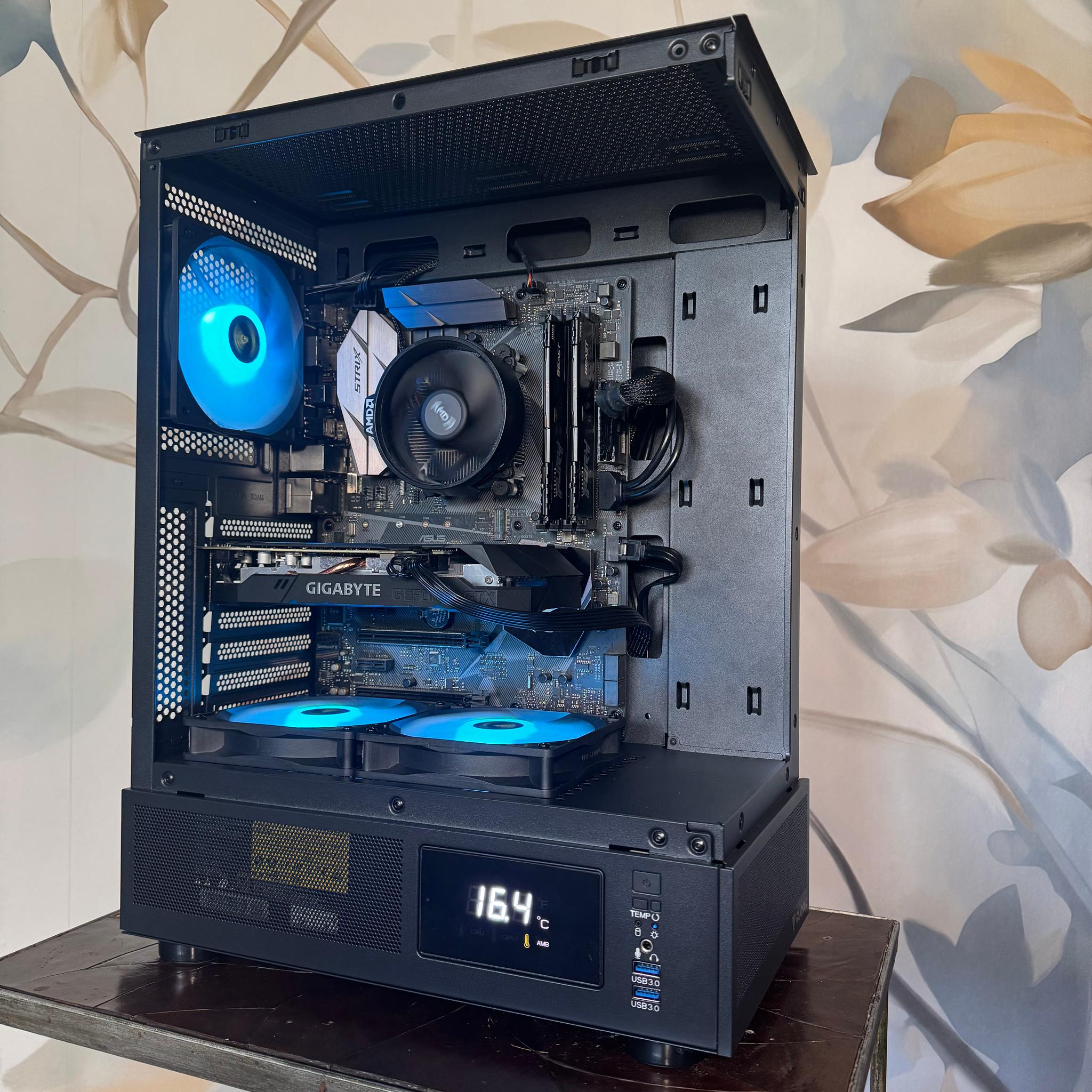 Panoramic Budget Gaming PC - GTX 1660 OC - Ryzen 5 - Temp Display - 740GB Storage