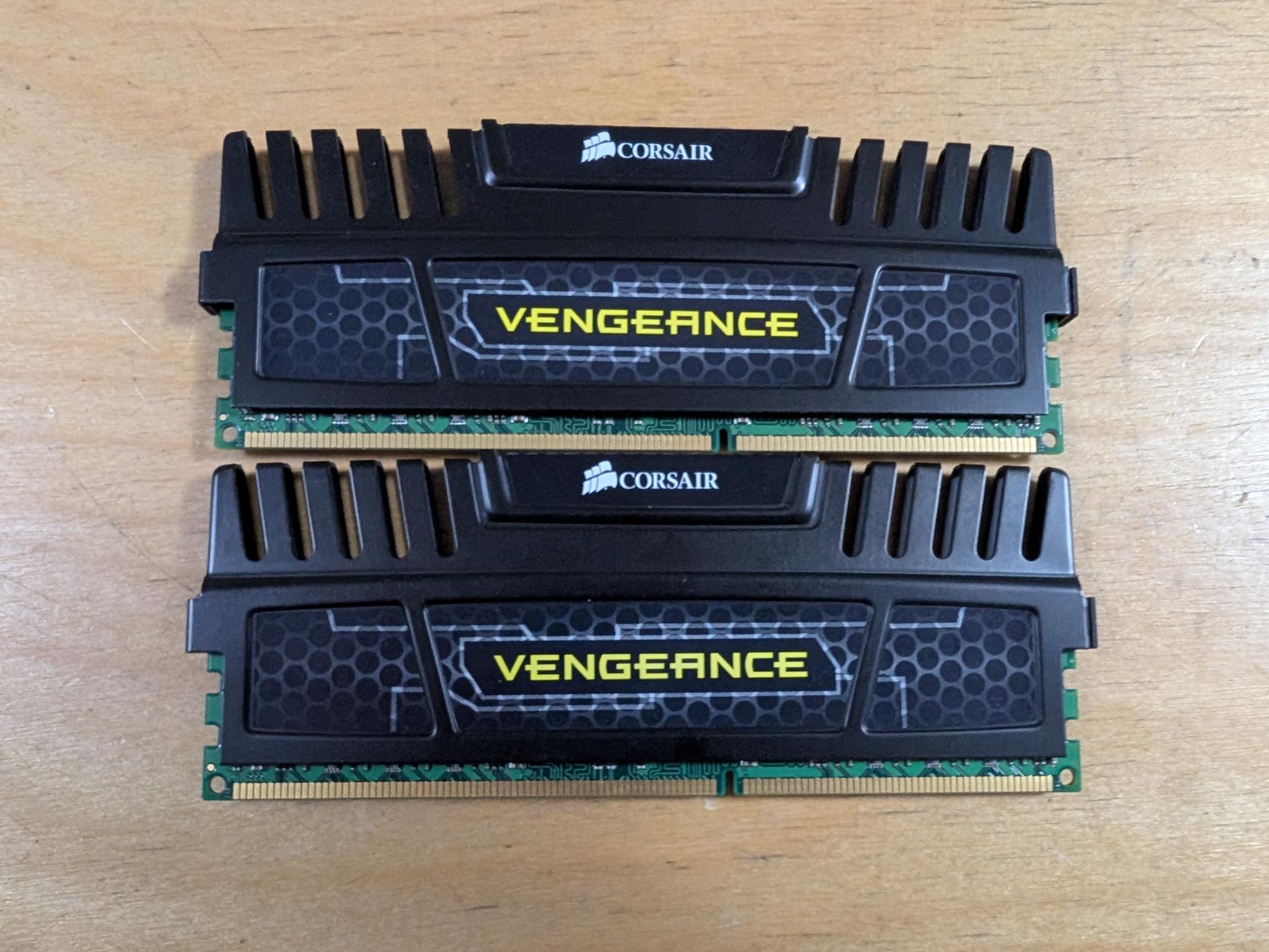 16GB Corsair DDR3 1866MTs 2x8GB black