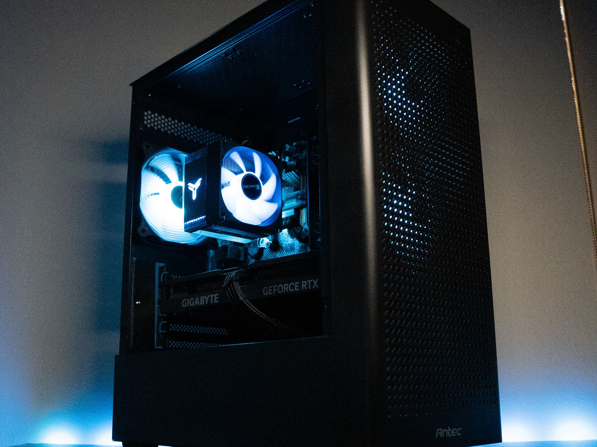 ⛈️❄️ | GIGABYTE RTX 4060 Ti | RYZEN 7 5700X | 32GB DDR4 RAM | 2TB NVME SSD | Arctic Snow