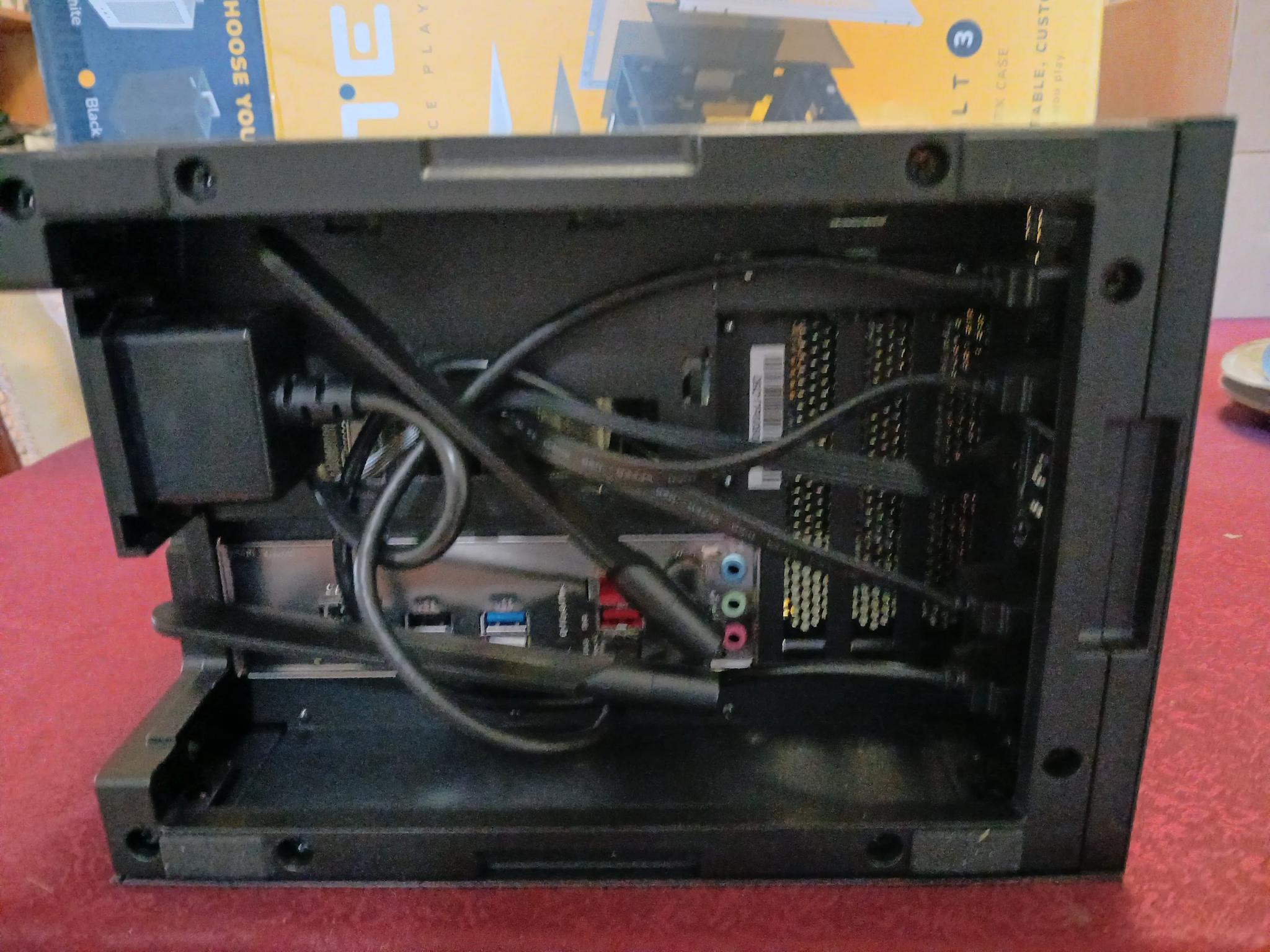 Gigabyte A620i AX itx, Ryzen 7500F, Corsair SF600, Hyte Revolt 3