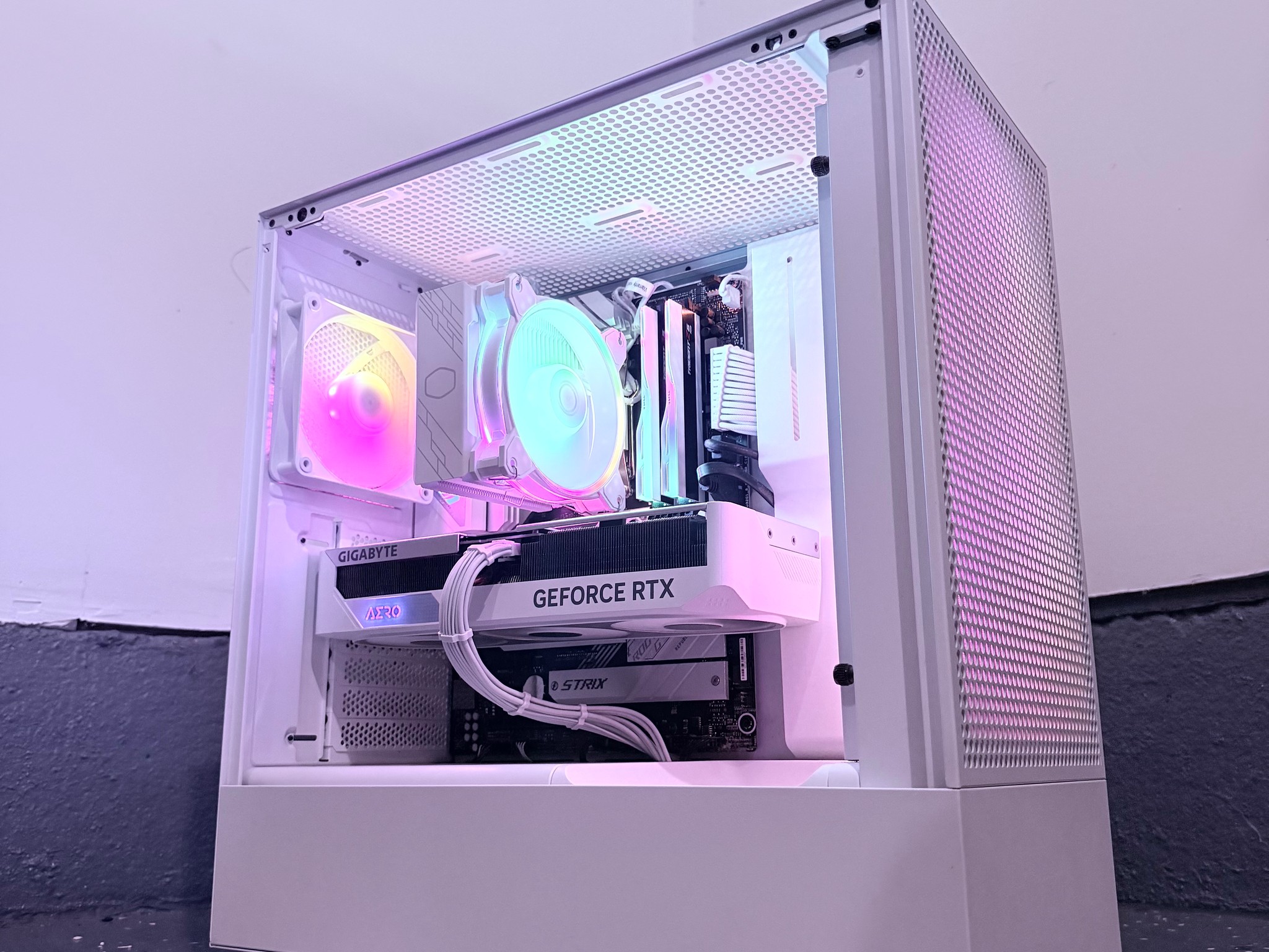 🌈"Starlight Pearl"⚪️| 1440p Gaming | RTX 4070 Super | Ryzen 7 7700 | 32GB DDR5 | 3TB Storage