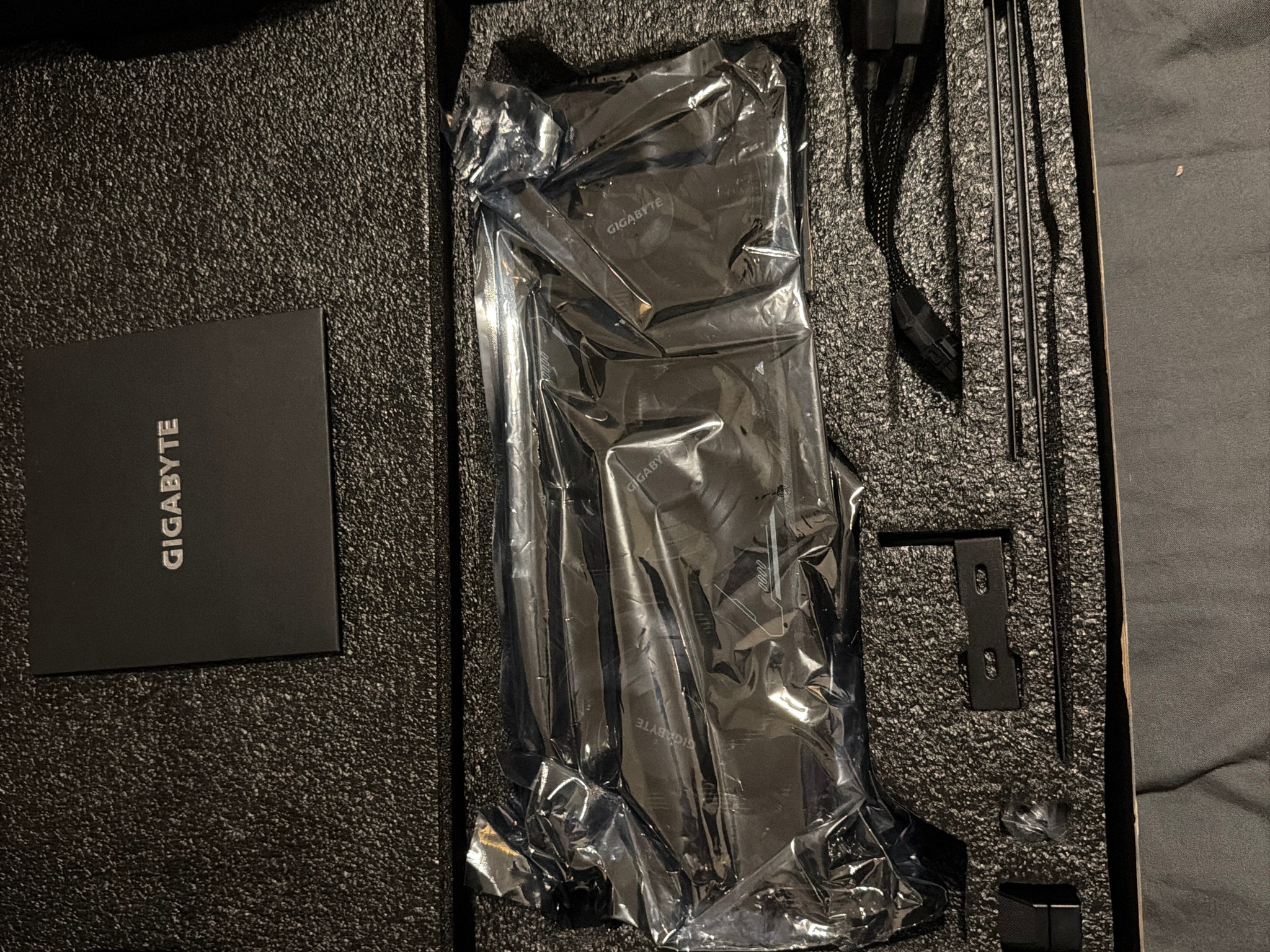 GIGABYTE GeForce RTX 5080 WINDFORCE OC SFF 16G
