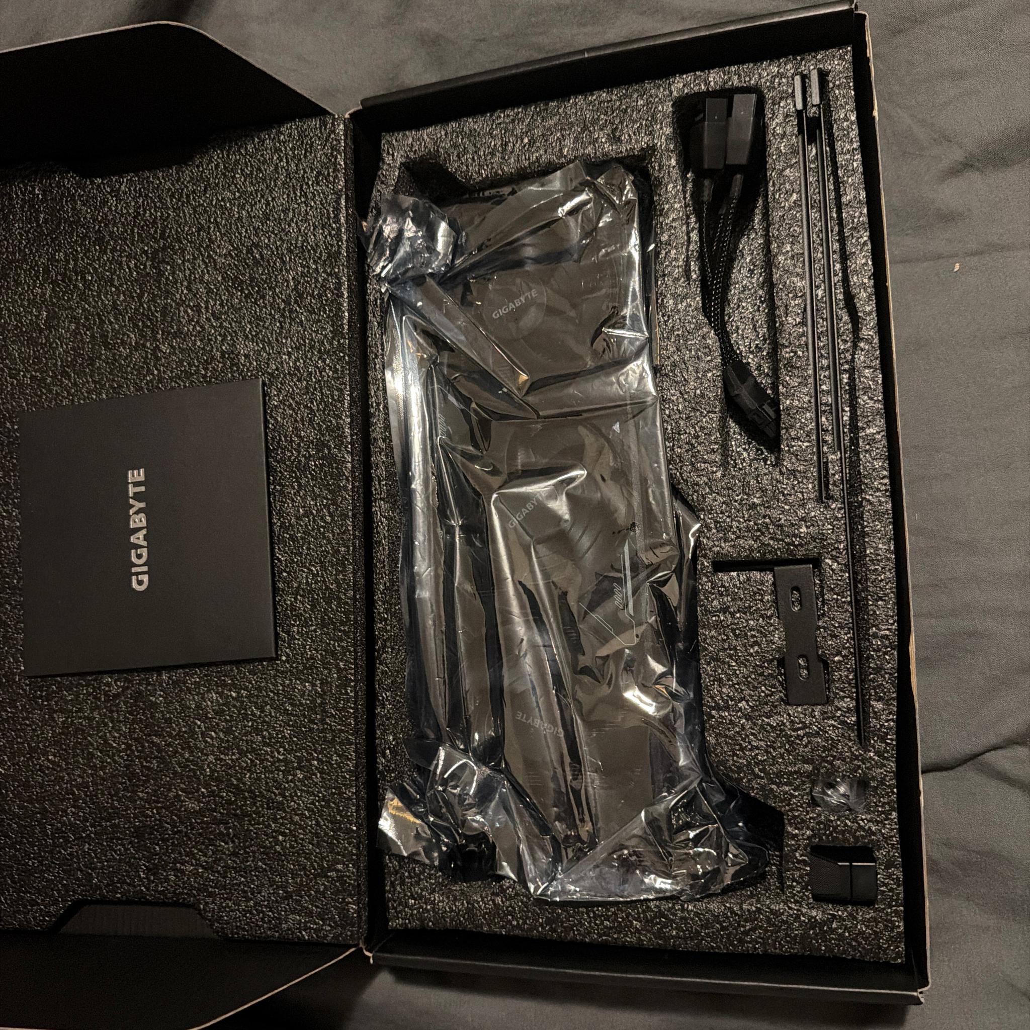 GIGABYTE GeForce RTX 5080 WINDFORCE OC SFF 16G