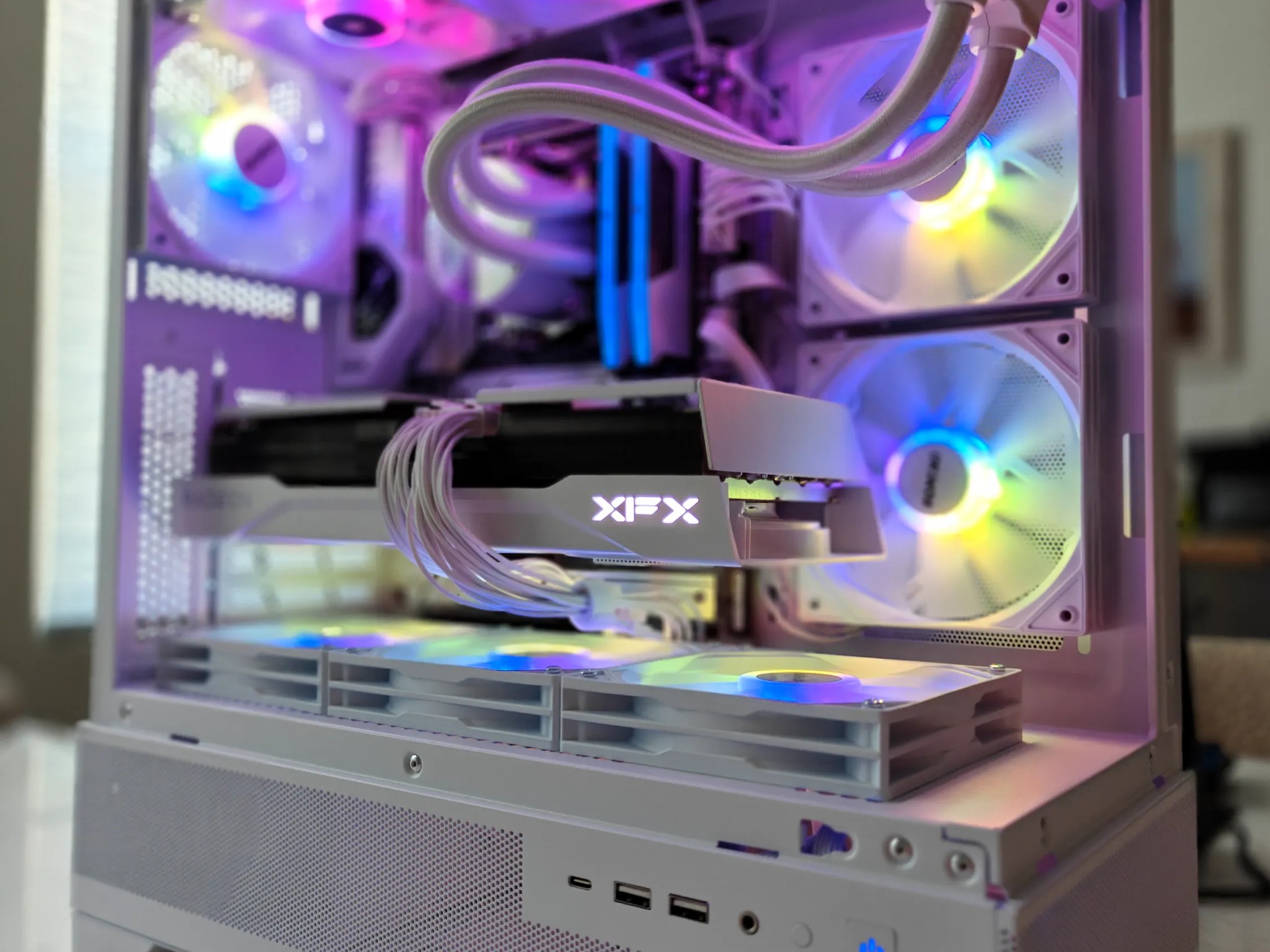 4K - 1440P - AMD Radeon RX 9070 XT - AMD Ryzen 7 7700X - 32GB DDR5 6000 - All White build