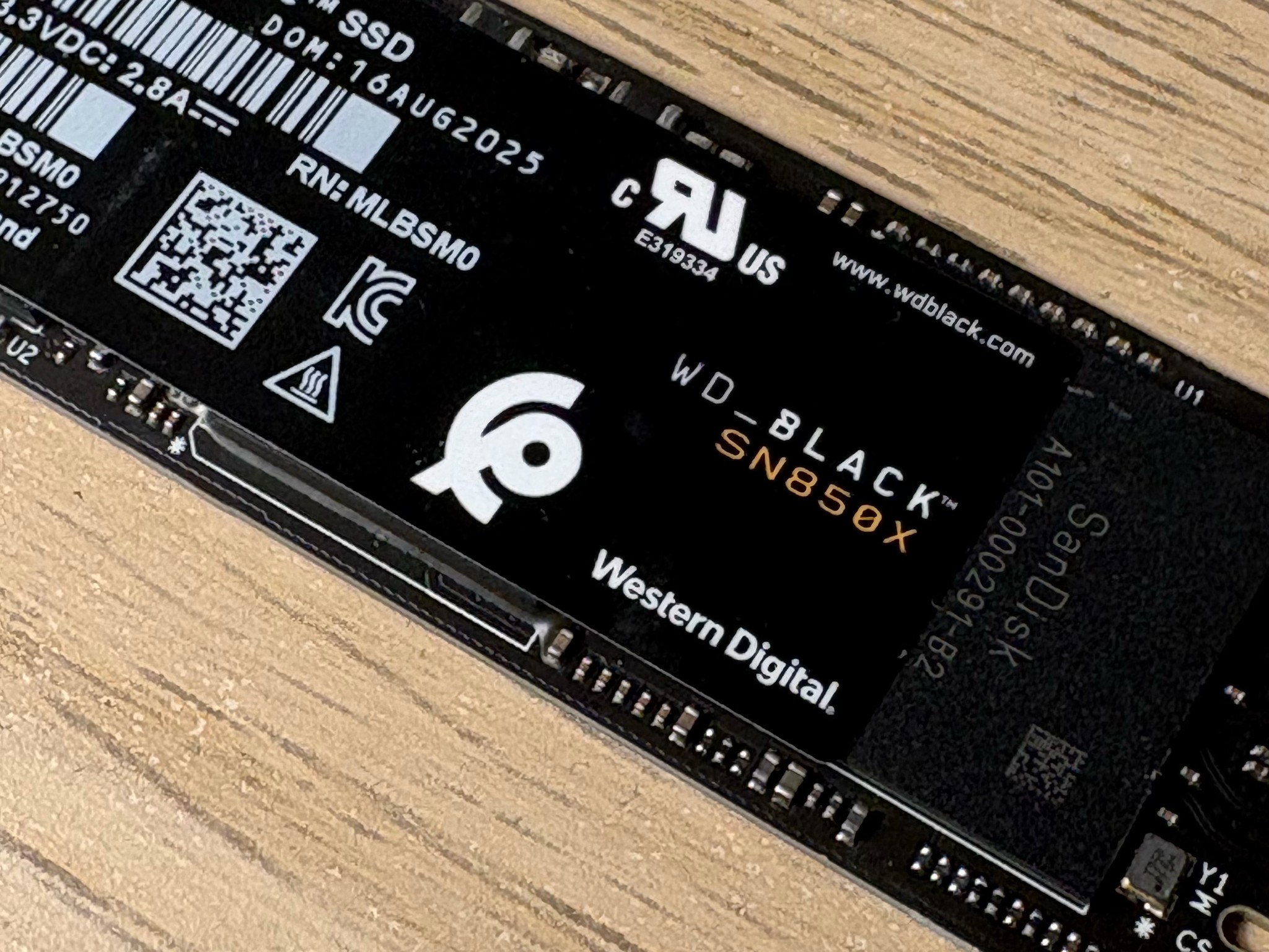 Western Digital WD_BLACK SN850X 1TB NVMe SSD Gen 4 Game Drive Black