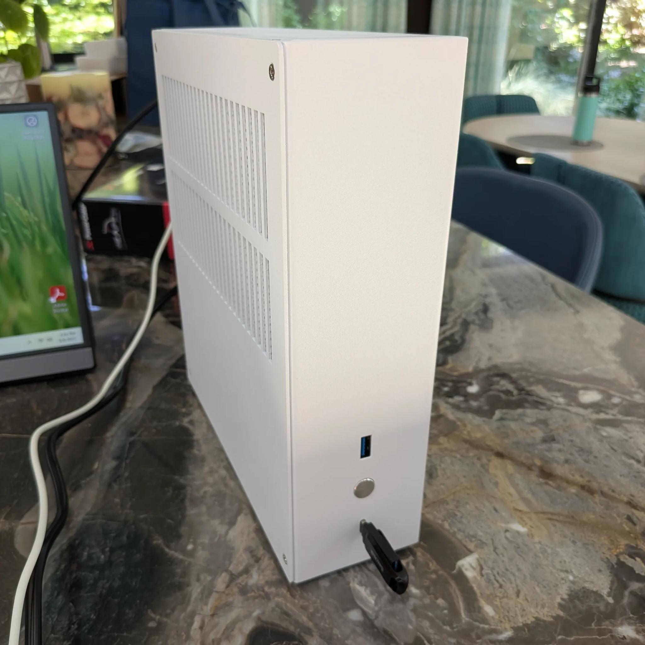 Living Room Gaming PC - Ryzen 5 8600G, 32 GB DDR5, 1 TB SSD