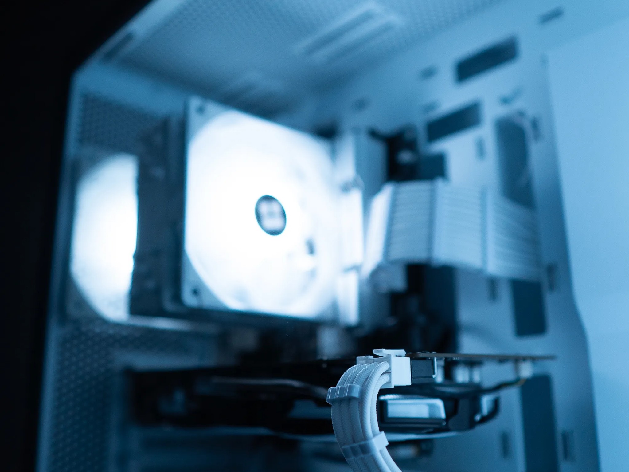 ⚪❄️ | RX 580 | INTEL i3 10100F | 16GB DDR4 RAM | 256GB NVME SSD + 160GB HDD | Arctic Snow