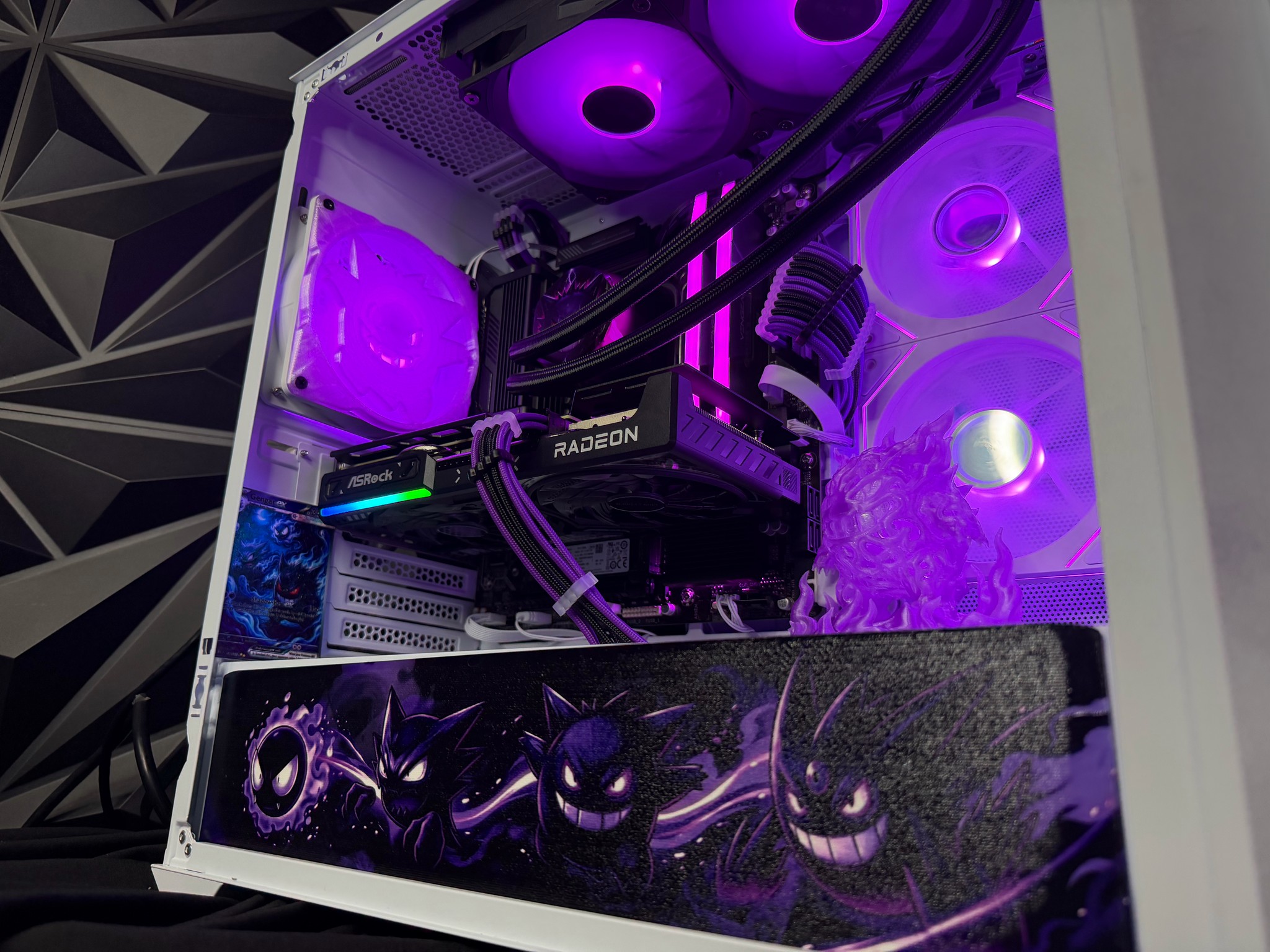 👻💜 GENG GANG 96 💜👻Ryzen 5 9600X| RX 9060XT 16GB| 32 GB DDR5| 1.25 TB NVMe| 650W PSU