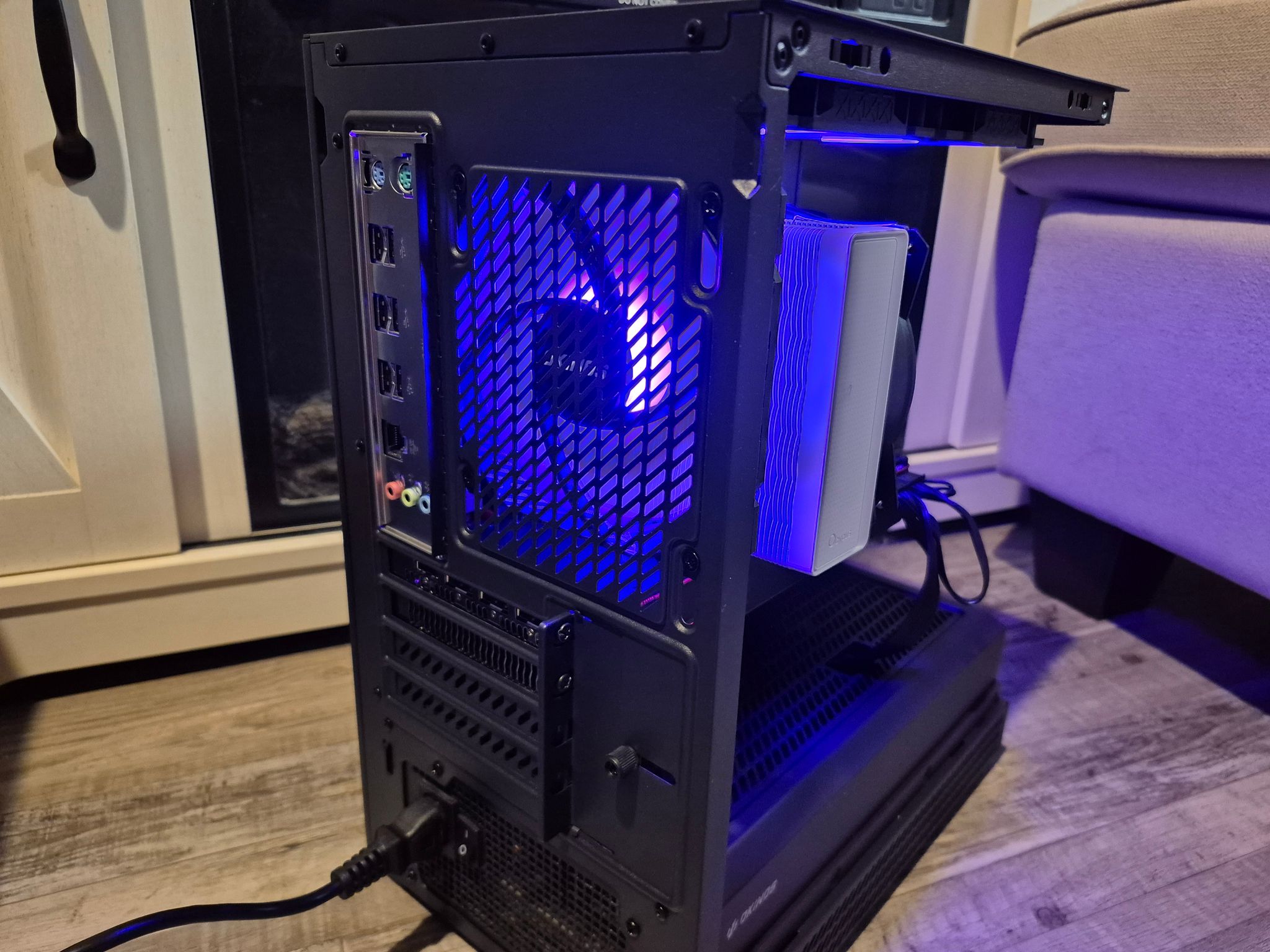 Gaming/Editing/Streaming | 12 Core Xeon, 28GB RAM,  8GB AMD Vega 64, Win11