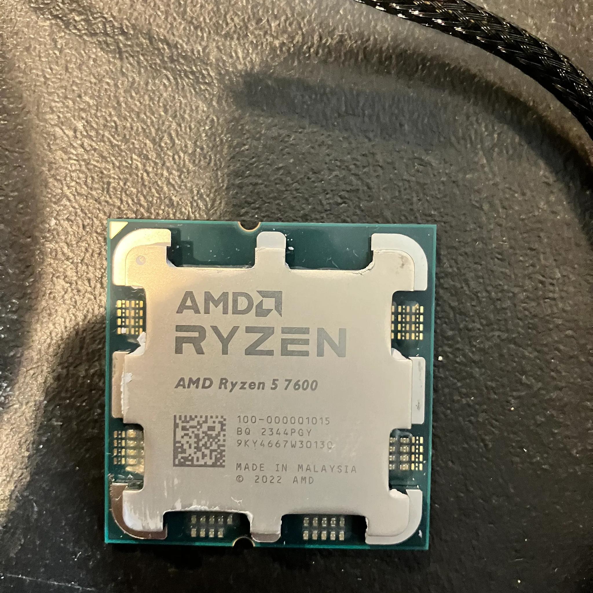 AMD Ryzen 5 7600 W/Stock Wraith Prism Cooler 6 Core 12 Thread 5GZ Used: Like New