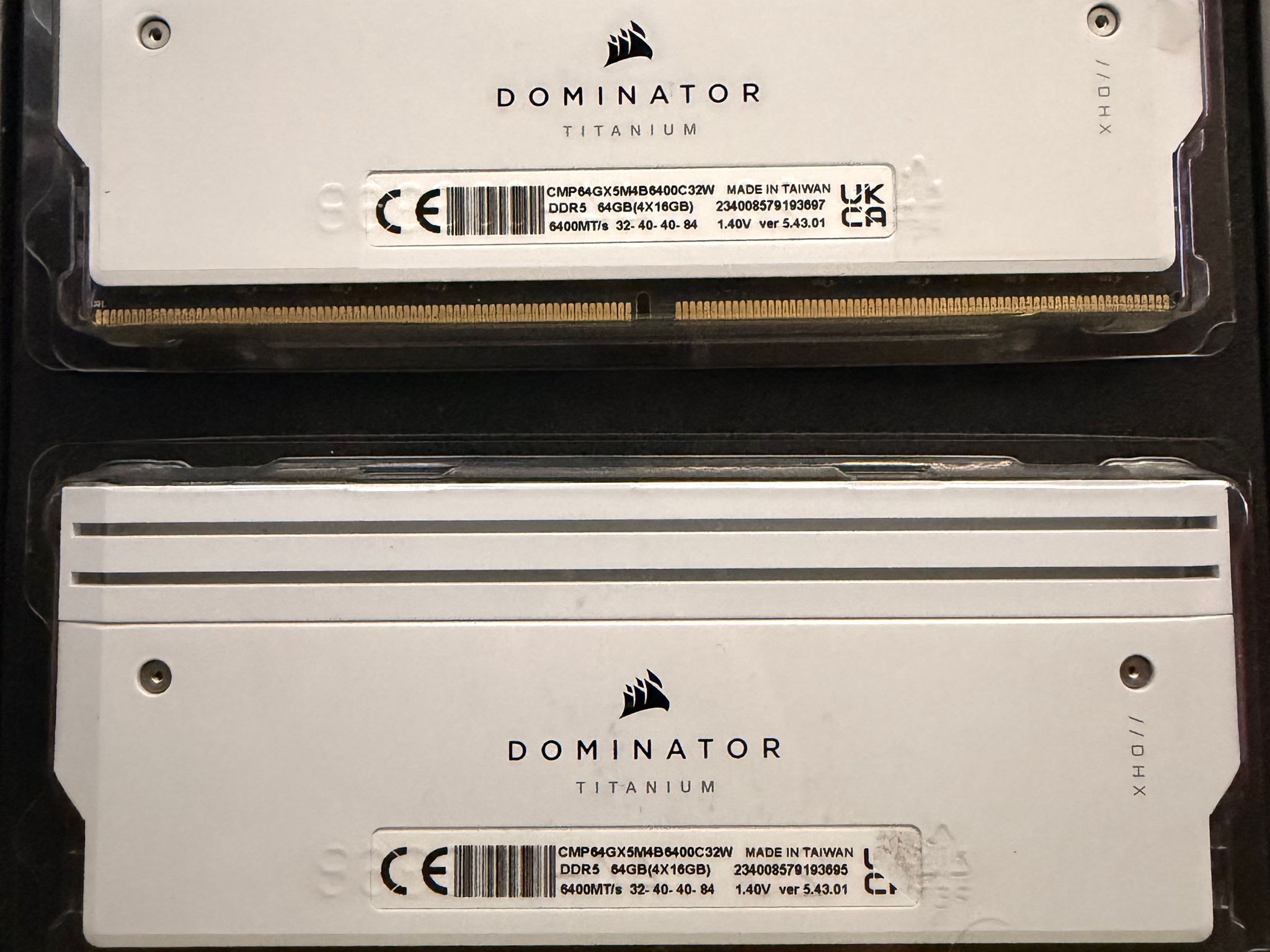 CORSAIR - Dominator Titanium 32GB (2 x 16GB) DDR5 6400 (PC5 51200) Desktop Memory - White