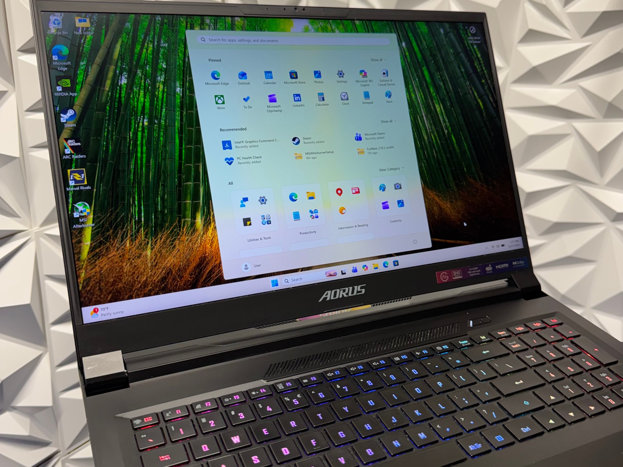 RTX 4080 / i9-14900HX / 32GB DDR5 Ram / 2TB SSD / 240Hz refresh rate