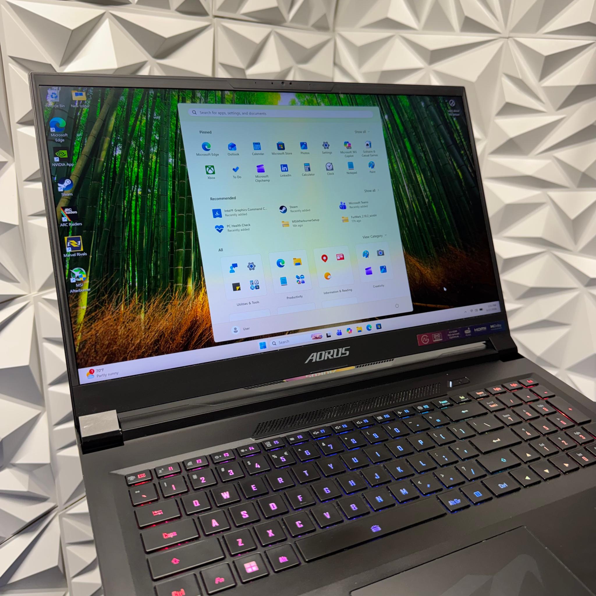 RTX 4080 / i9-14900HX / 32GB DDR5 Ram / 2TB SSD / 240Hz refresh rate