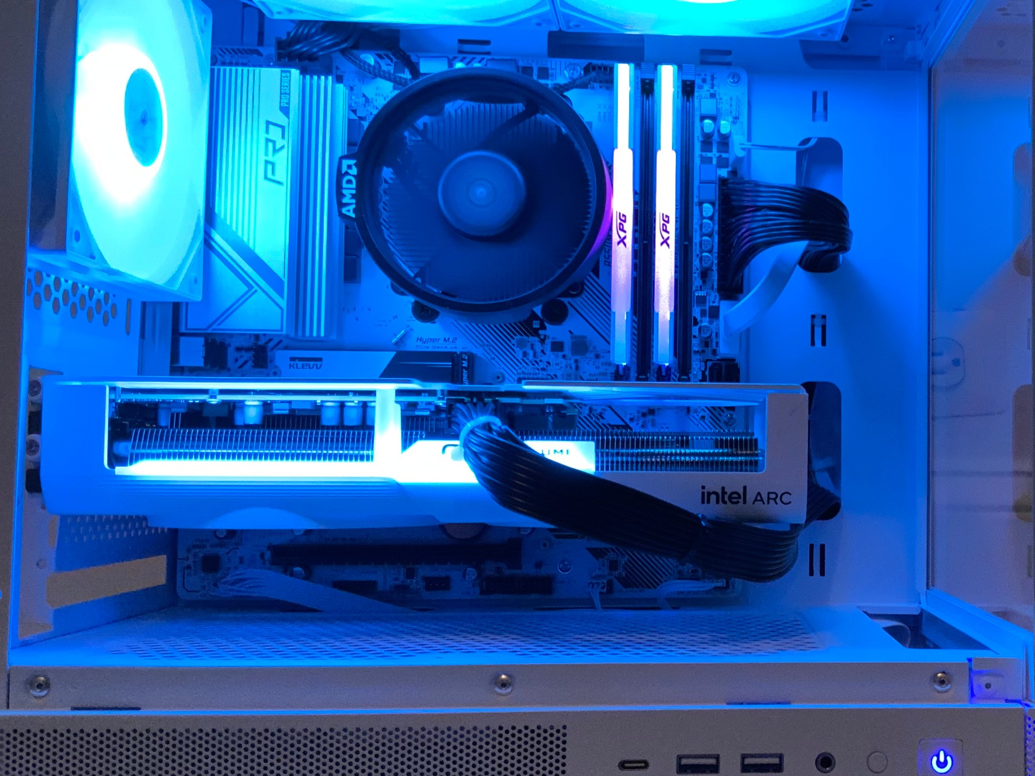 Extreme value white and black gaming pc Intel arc b580 and ryzen 5 5600!!