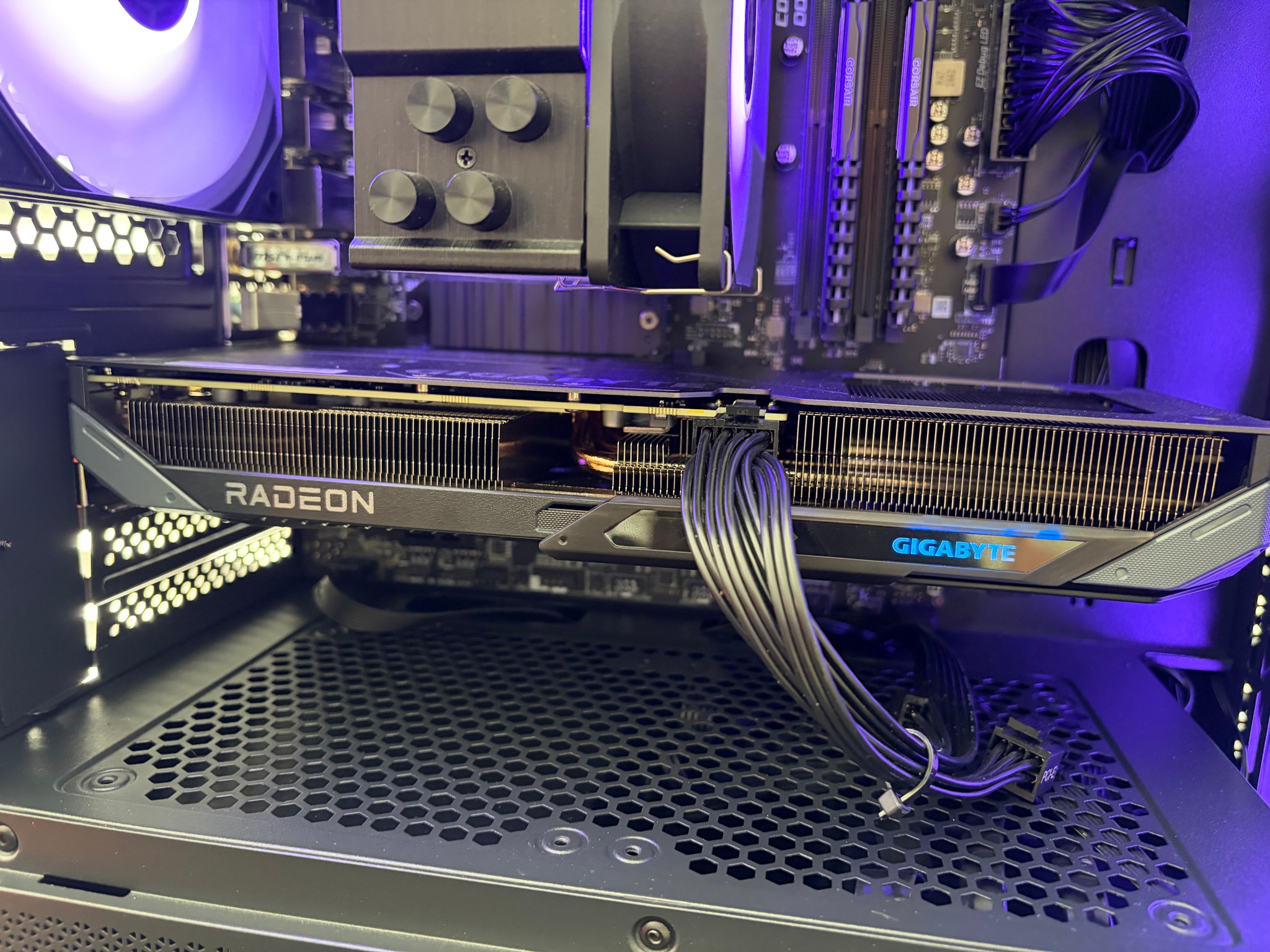 RX 9060 XT 16GB | Ryzen 7 5700X | 32GB RAM | 1.5TB NVMe | Wi-Fi | ARGB