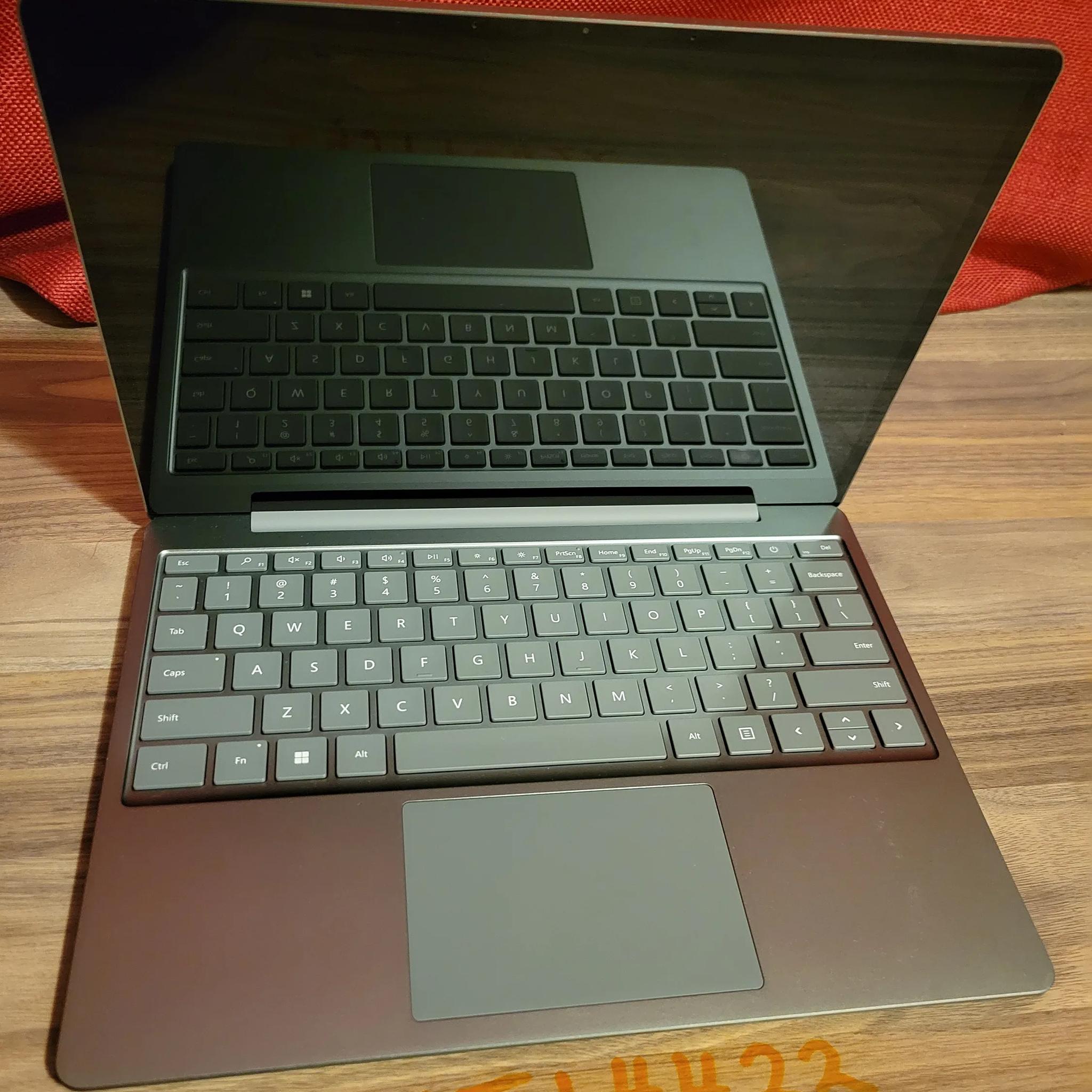 Microsoft Surface Laptop Go 3 - intel i5 12th gen. - 256gb ssd - 12.4" touch screen