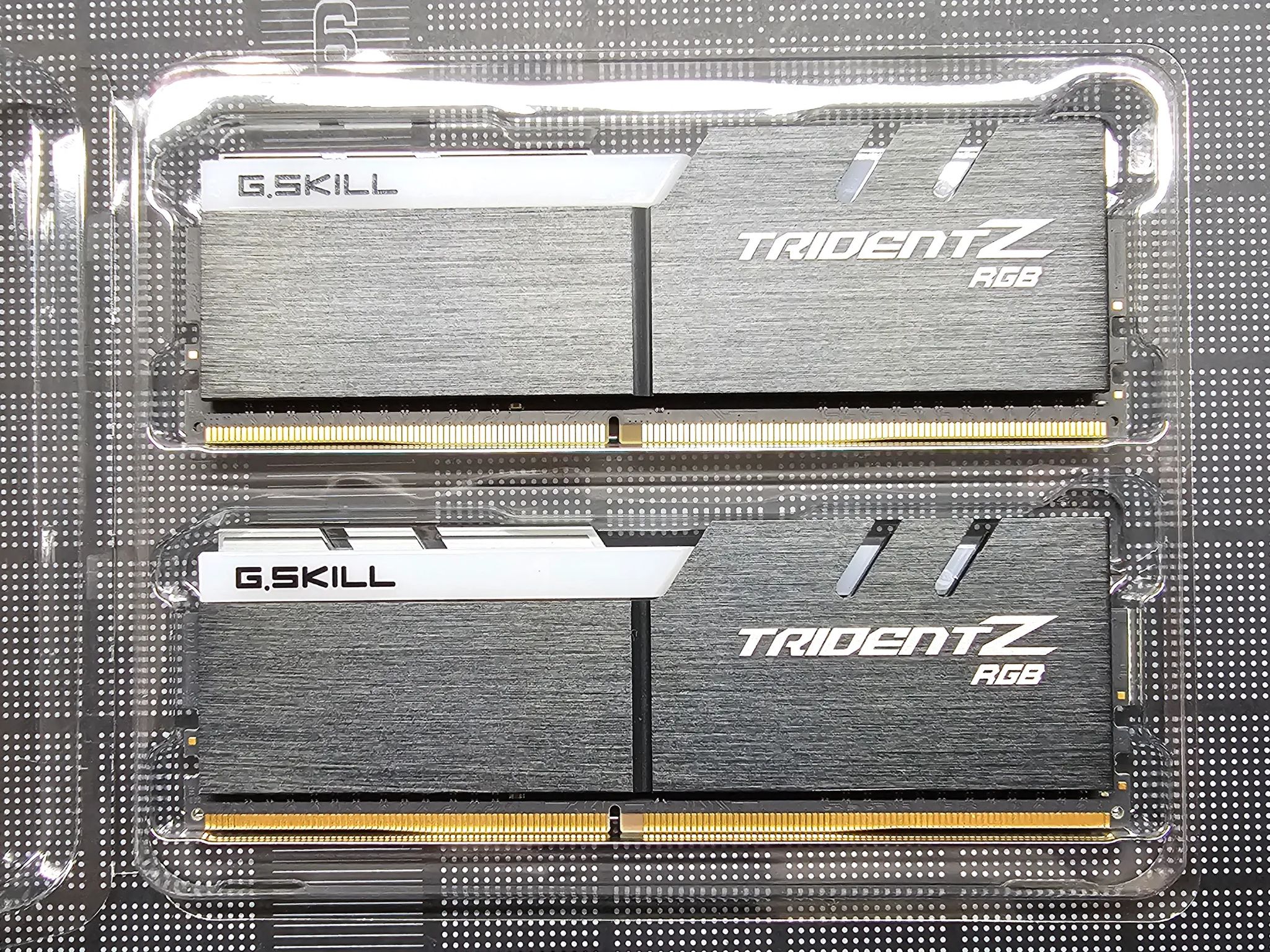 G.Skill Trident Z RGB 16GB (2x8GB) DDR4 3200 CL14 - F4-3200C14D-16GTZRX