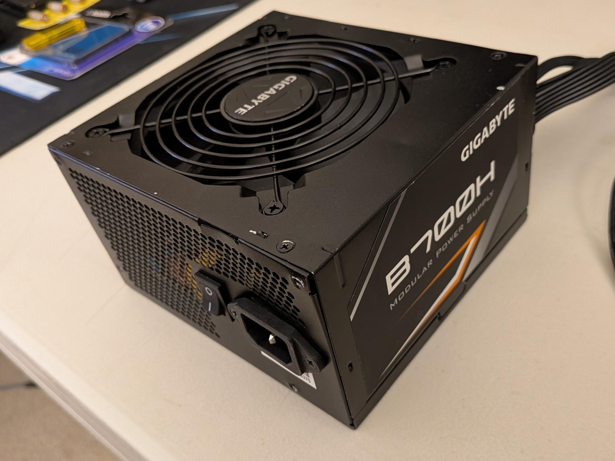 Gigabyte B700H Semi-modular PSU 80+ Bronze Power Supply - 24-pin + 4+4 pin CPU + 2 x PCIE 8-pin Only