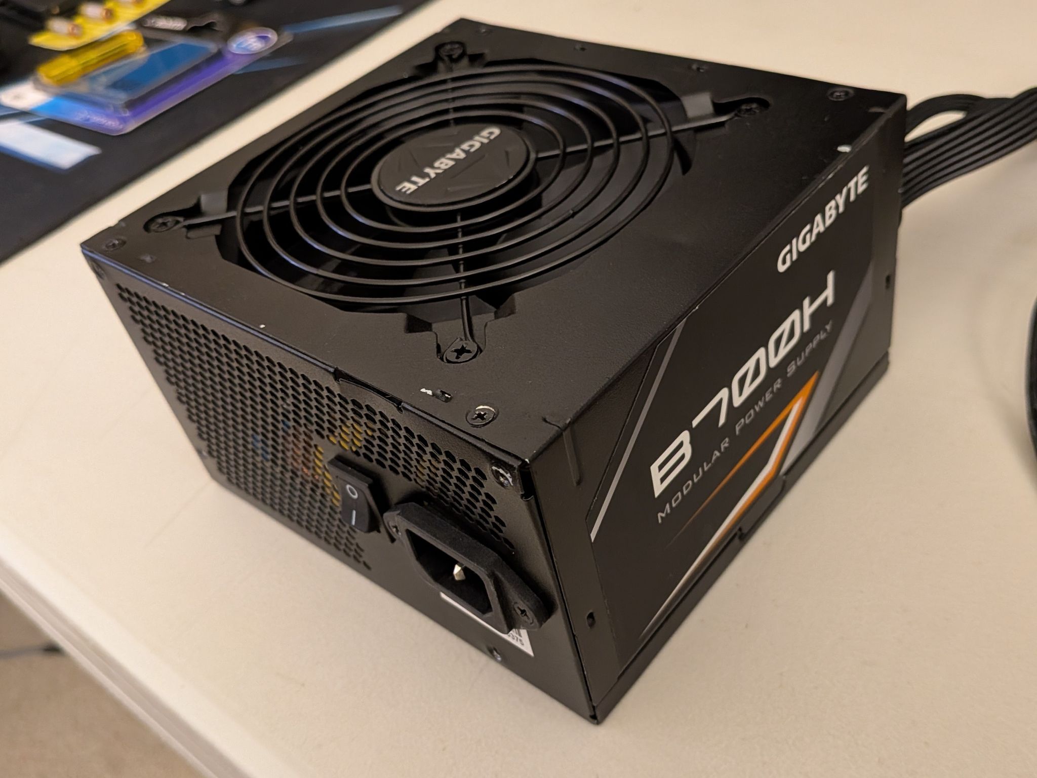 Gigabyte B700H Semi-modular 700W PSU 80+ Bronze Power Supply 24-pin, 8-pin CPU, 2 x 8-pin PCIE Only