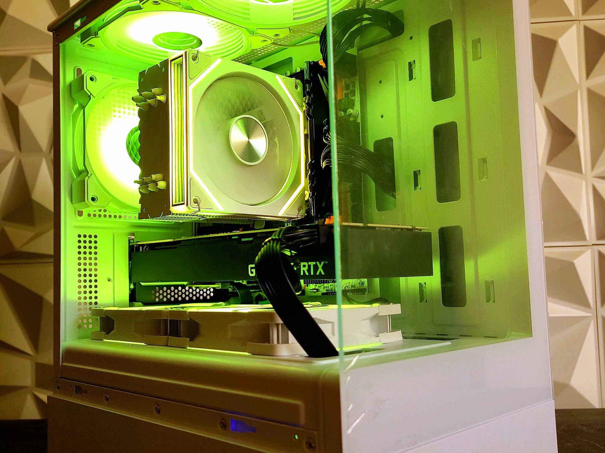 ⚪🟡 Gaming PC | Nvidia RTX 2070 Super 8 GB | Intel Xeon E5-2680 V4 14-Core CPU | 32 GB Ram | 1 TB SSD