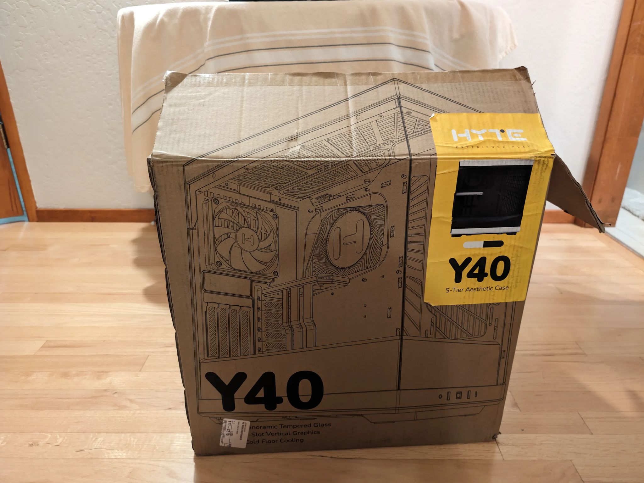 Hyte Y40 White
