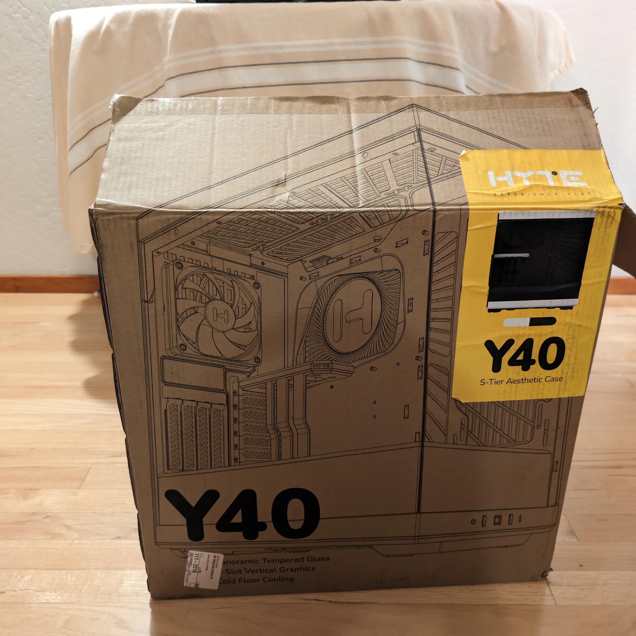 Hyte Y40 White