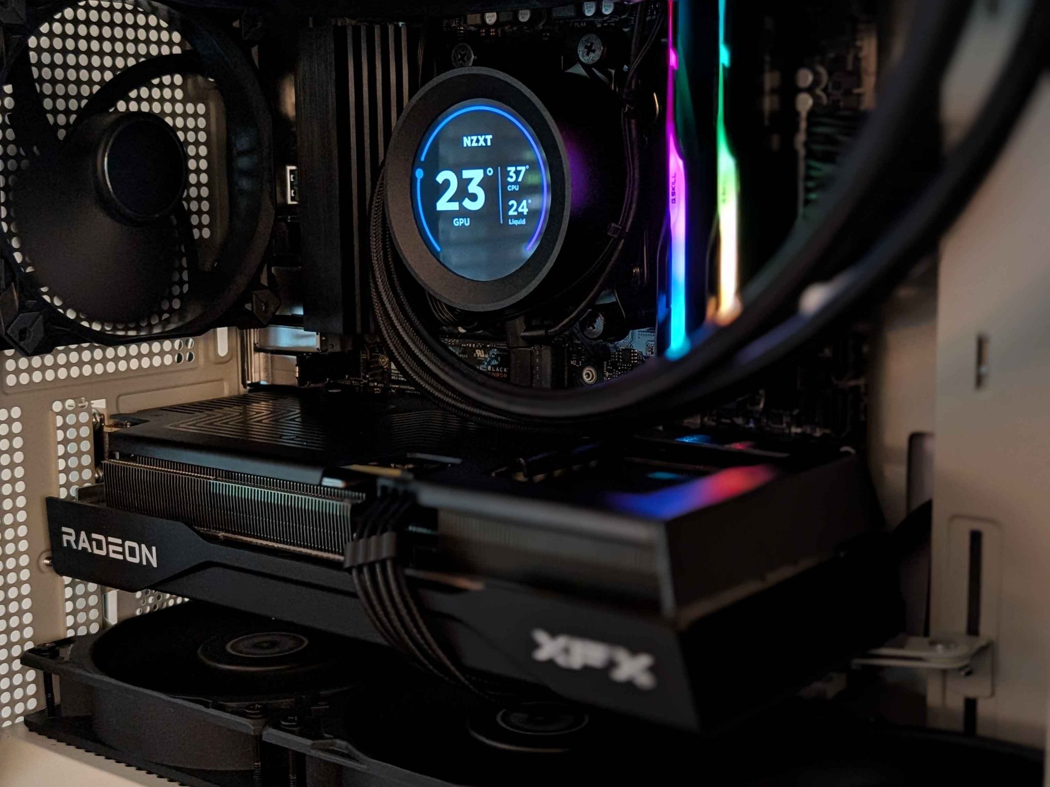 RX 9060 XT 16GB | Ryzen 5 7500X3D | 32GB DDR5-6000 | 1TB NVMe | Corsair RMe 850W