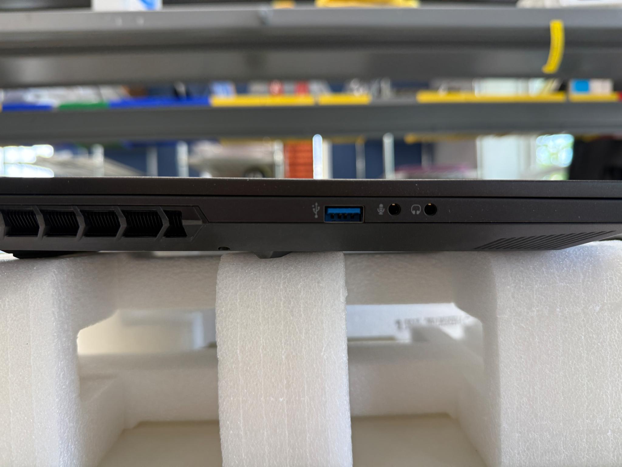 Eluktronics Prometheus XVII, AMD Ryzen 9 5900HX, RTX 3070, 1TB SSD, 32GB Ram