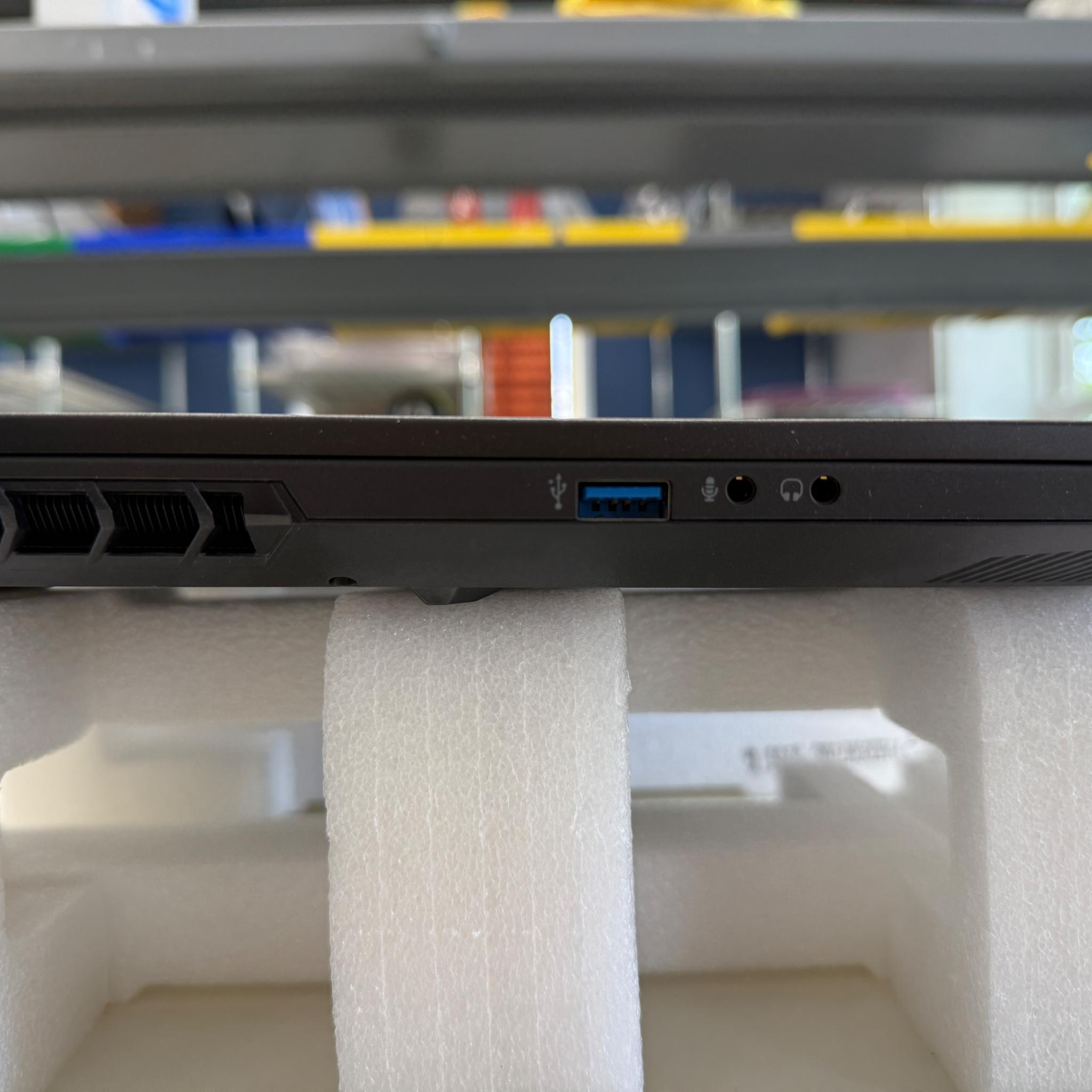 Eluktronics Prometheus XVII, AMD Ryzen 9 5900HX, RTX 3070, 1TB SSD, 32GB Ram