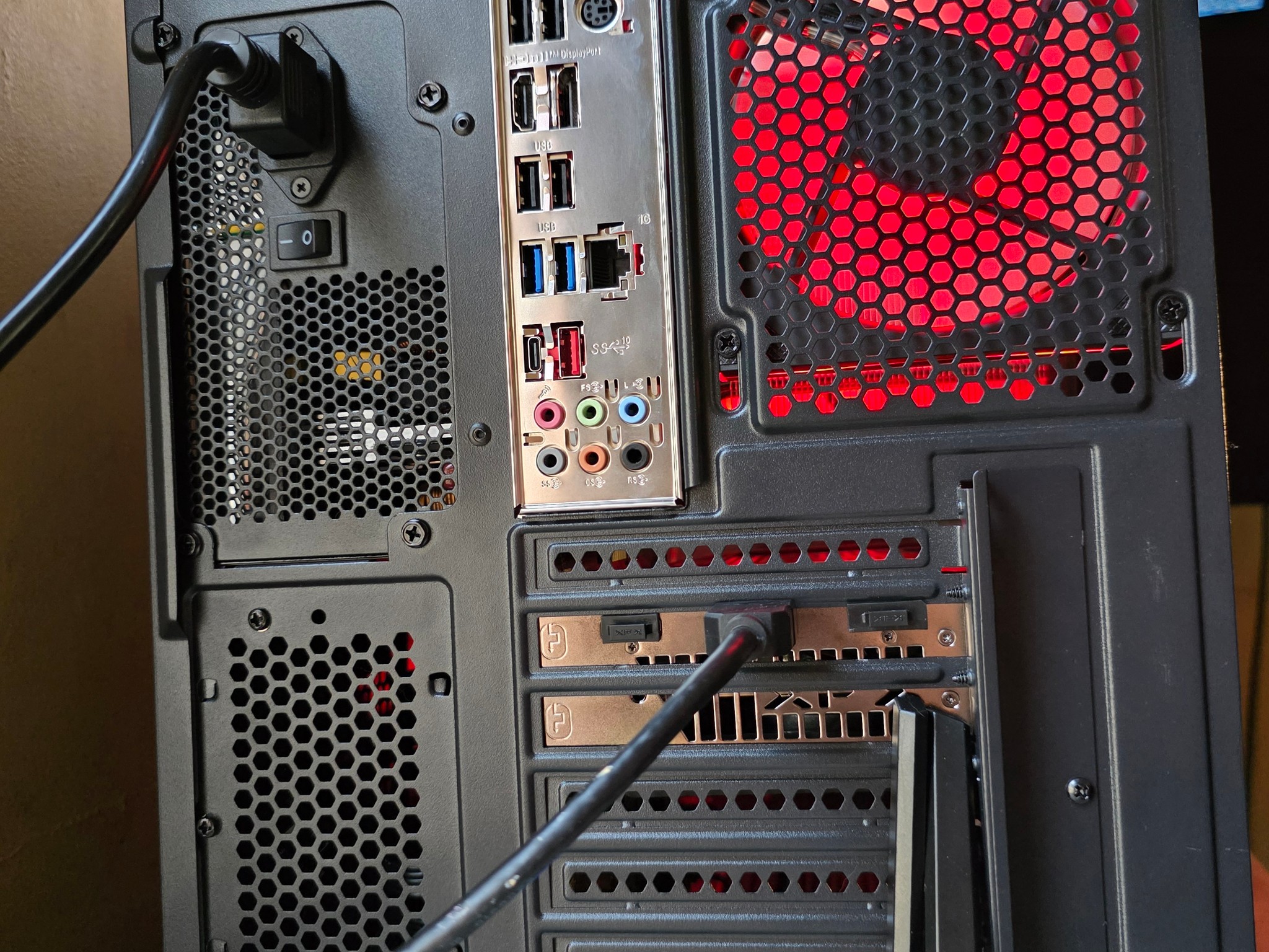 Gaminc PC! Ryzen 9060XT, 5700X, 1TB SSD, 32GB DDR4, RGB