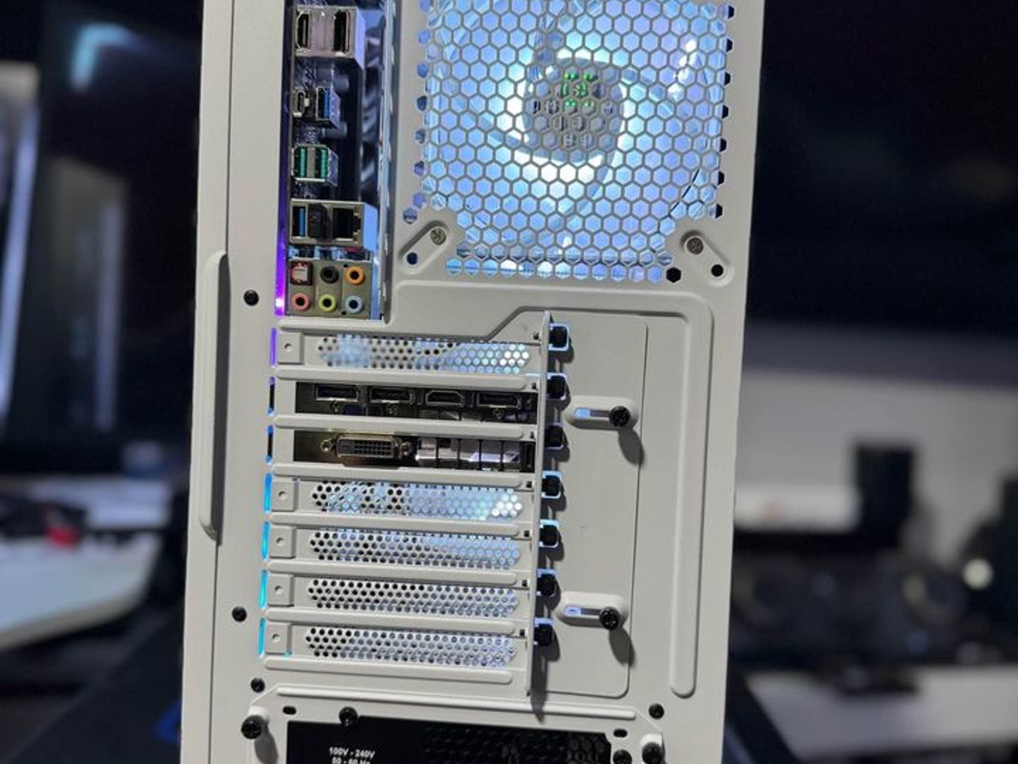 All white RGB Gaming PC - Ryzen 5 2600X - GTX 1070 - 32GB DDR4 - 512GB NvMe SSD