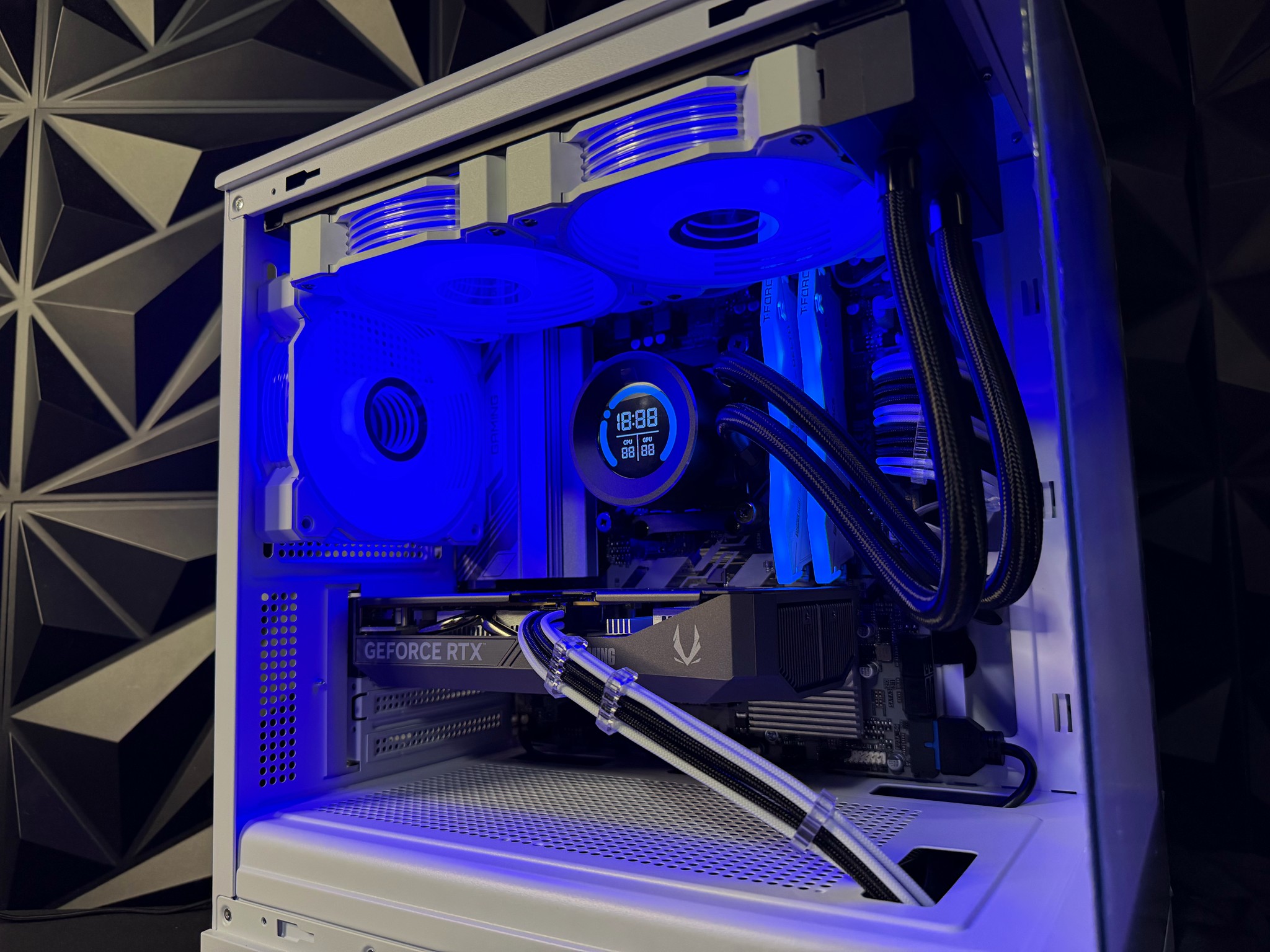 🖤 Black Heart 🖤 Ryzen 5 9600X| RTX 5060| 16 DDR5| 1.25 TB NVMe